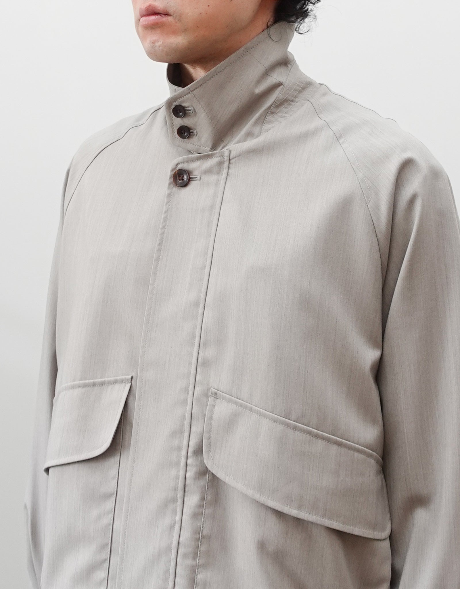 NEZU YO-HINTEN(根津洋品店) ハンティングブルゾン 梳毛ウール ライトベージュ 薄手でしなやかで高級感がある 通販 184cm着画  襟 襟立て セレクトショップ VOUILLON