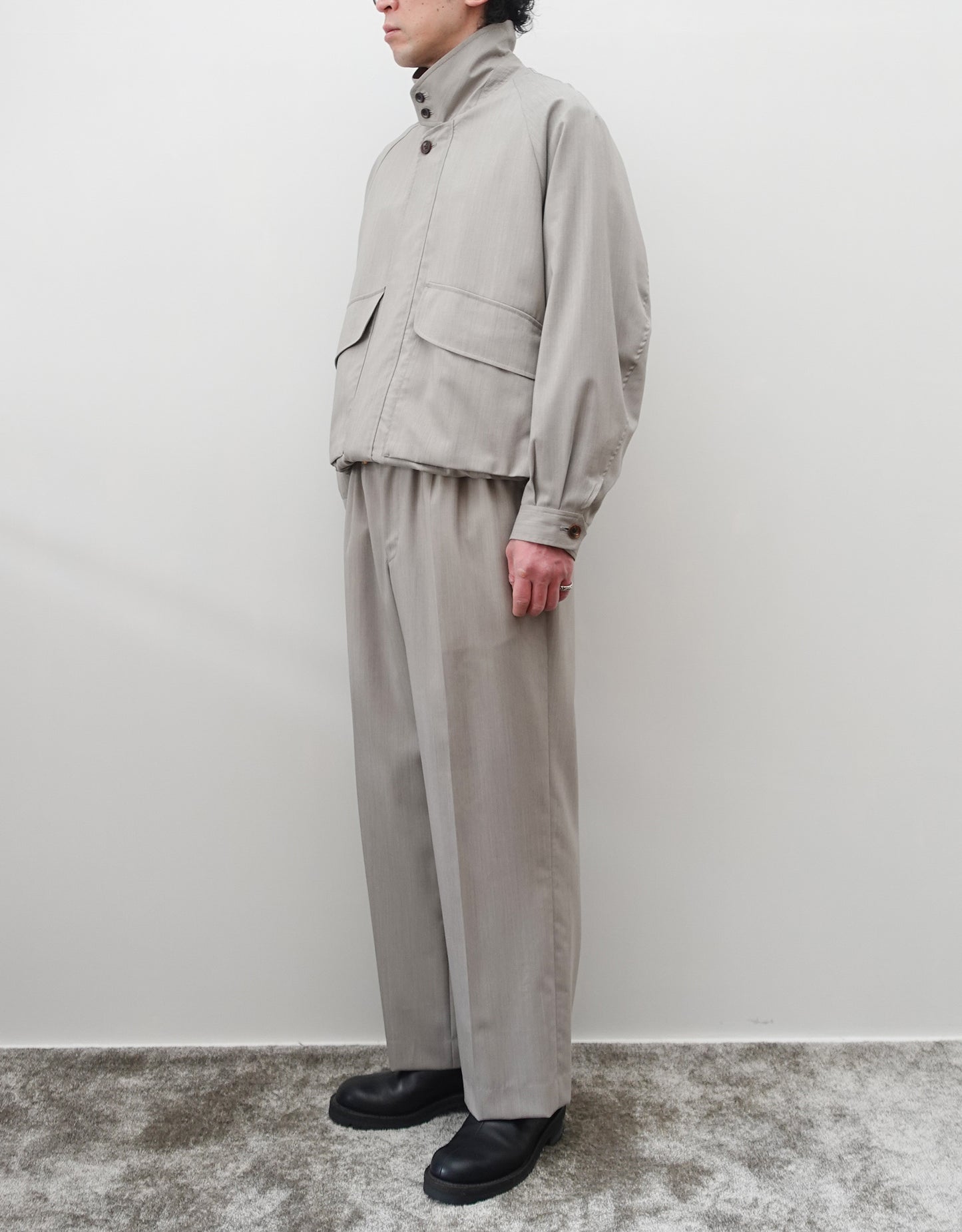 NEZU YO-HINTEN(根津洋品店) ハンティングブルゾン 梳毛ウール ライトベージュ 通販 184cm着画  襟 襟立て セットアップ 全身 セレクトショップ VOUILLON