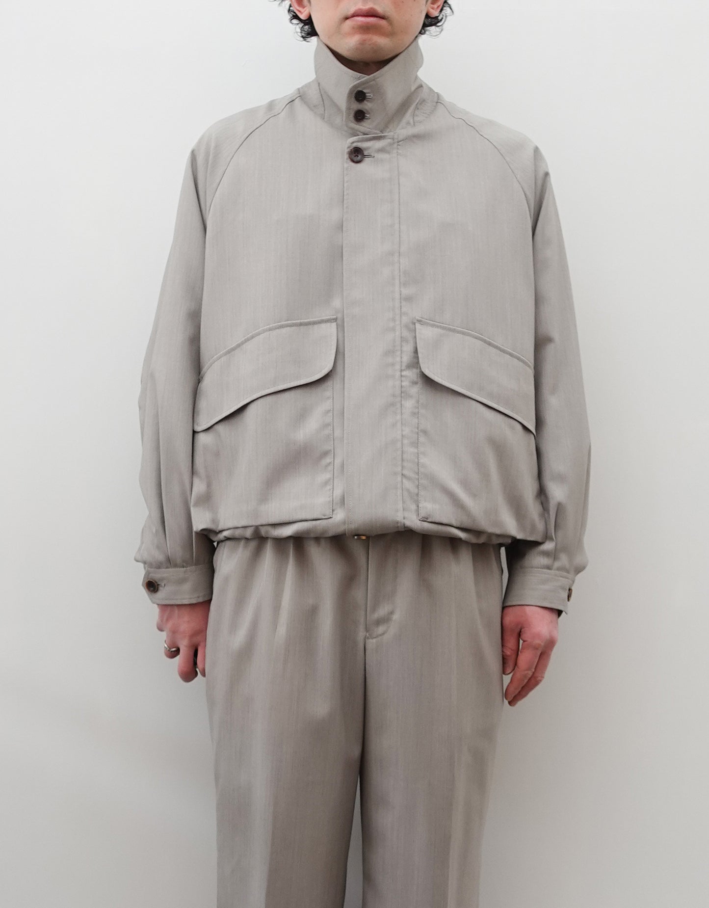 NEZU YO-HINTEN(根津洋品店) ハンティングブルゾン 梳毛ウール ライトベージュ 薄手でしなやかで高級感がある 通販 184cm着画  襟立て 正面 セレクトショップ VOUILLON