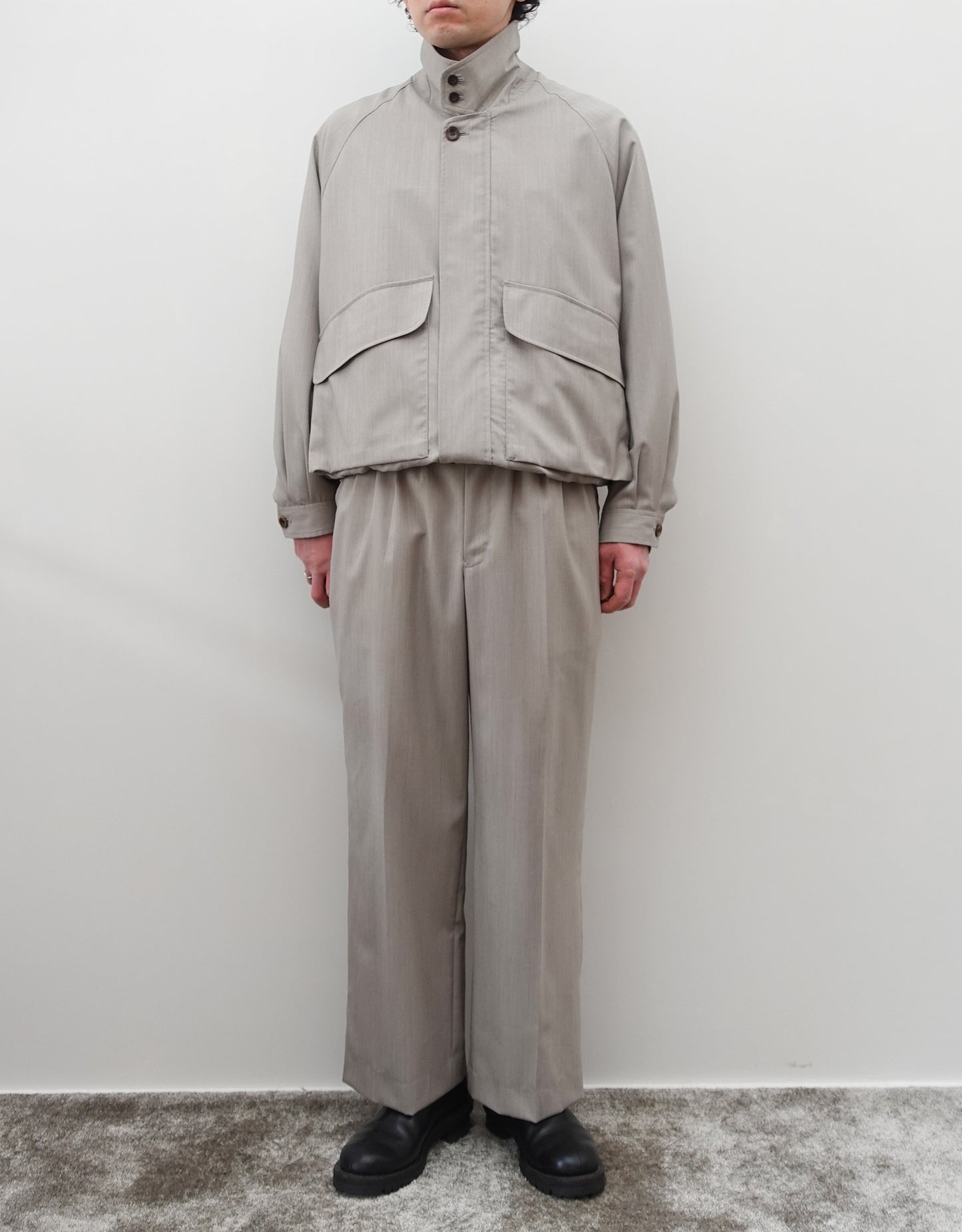 NEZU YO-HINTEN(根津洋品店) ハンティングブルゾン 梳毛ウール ライトベージュ 薄手でしなやかで高級感がある 通販 184cm着画  正面 全身 襟立て セットアップ セレクトショップ VOUILLON