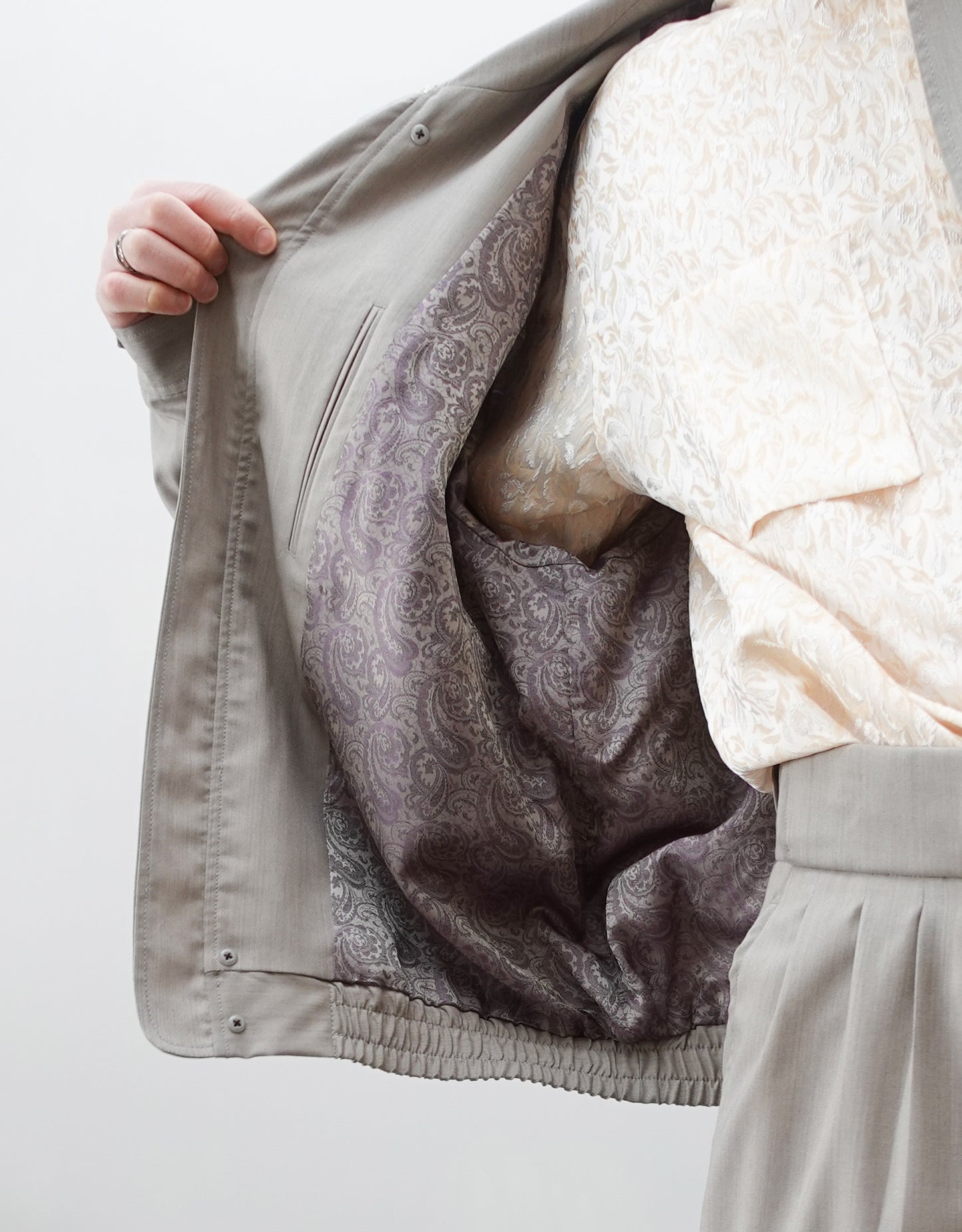 NEZU YO-HINTEN(根津洋品店) ハンティングブルゾン 梳毛ウール ライトベージュ 薄手でしなやかで高級感がある 通販 184cm着画  裏地 キュプラ ジャガード セレクトショップ VOUILLON