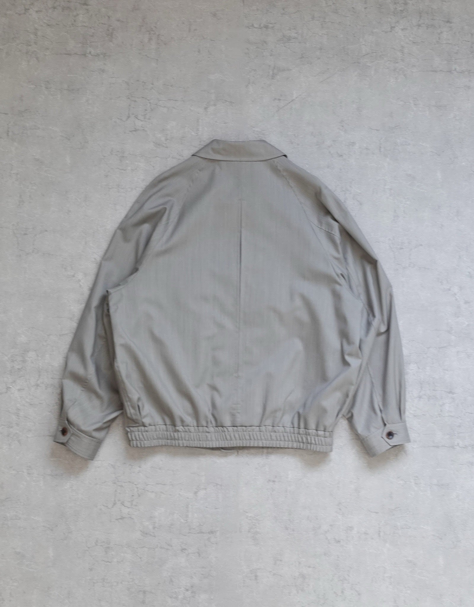 NEZU YO-HINTEN(根津洋品店) ハンティングブルゾン 梳毛ウール ライトベージュ 薄手でしなやかで高級感がある 通販 物撮り 背面 セレクトショップ VOUILLON