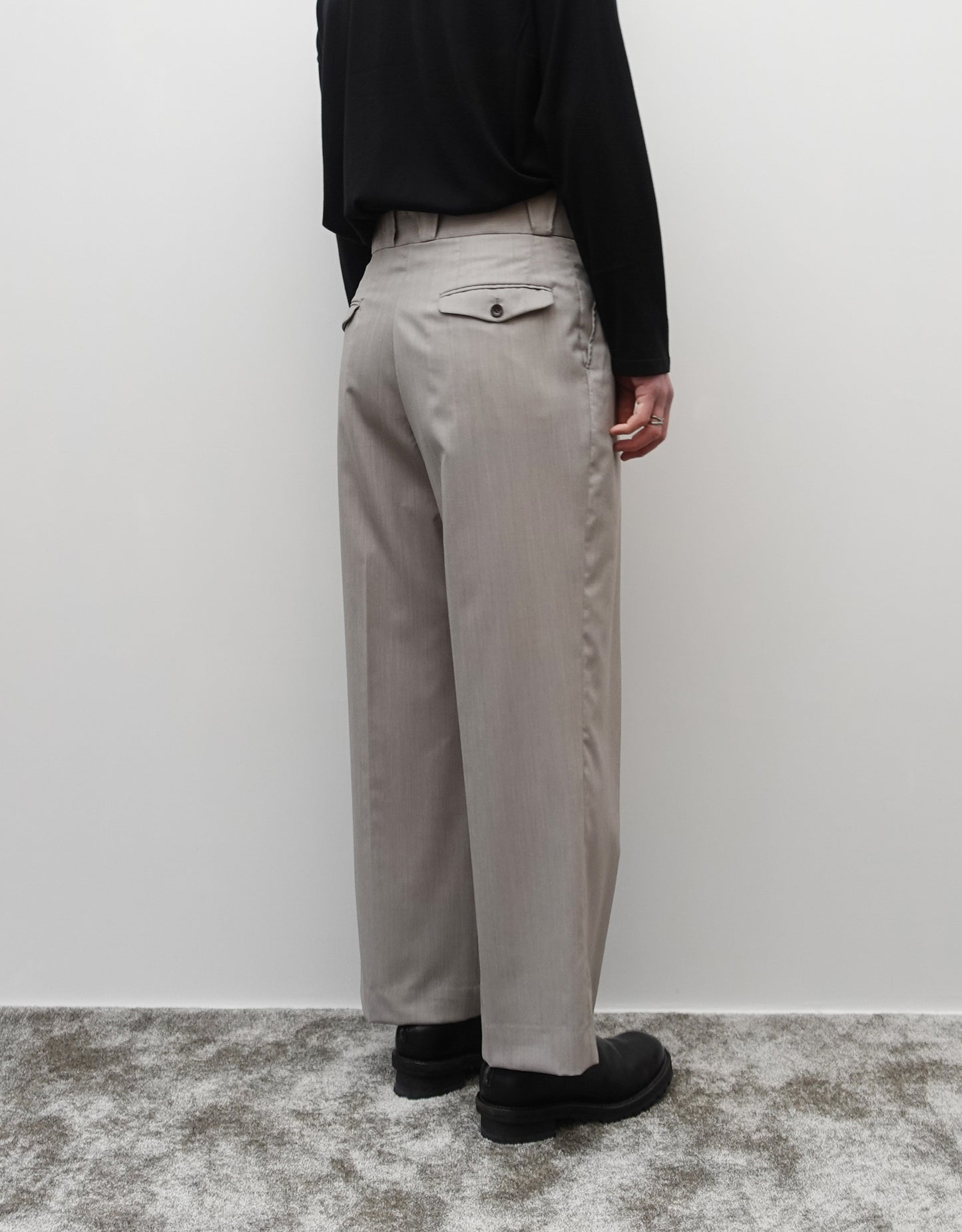 NEZU YO-HINTEN(根津洋品店) フォープリーツパンタロン 梳毛ウール ライトベージュ 薄手でしなやかで高級感がある生地 通販 184cm着画  左後 セレクトショップ VOUILLON