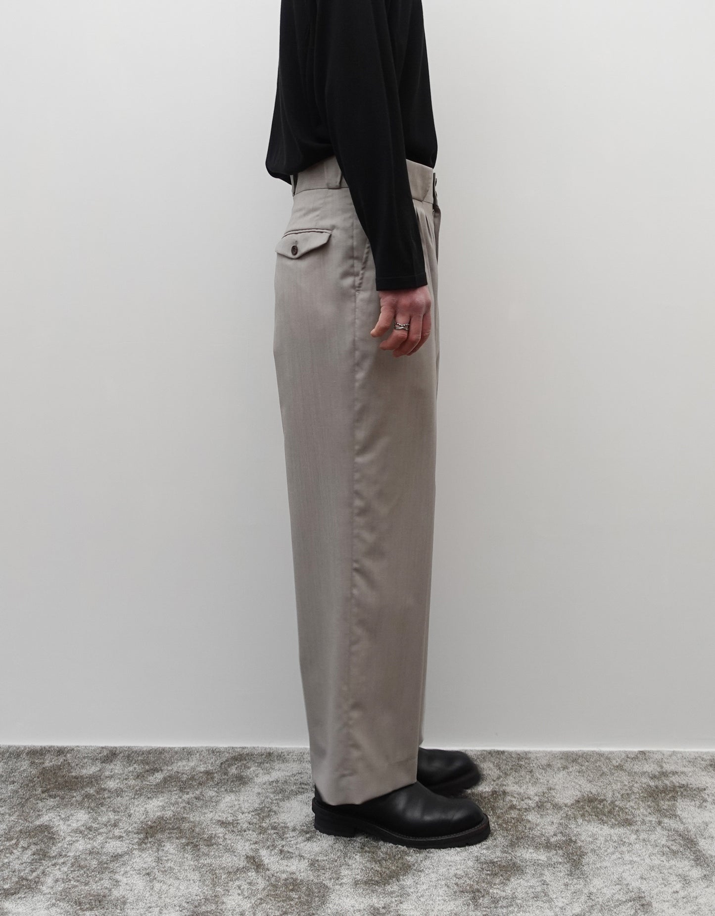 NEZU YO-HINTEN(根津洋品店) フォープリーツパンタロン 梳毛ウール ライトベージュ 薄手でしなやかで高級感がある生地 通販 184cm着画  左向き セレクトショップ VOUILLON