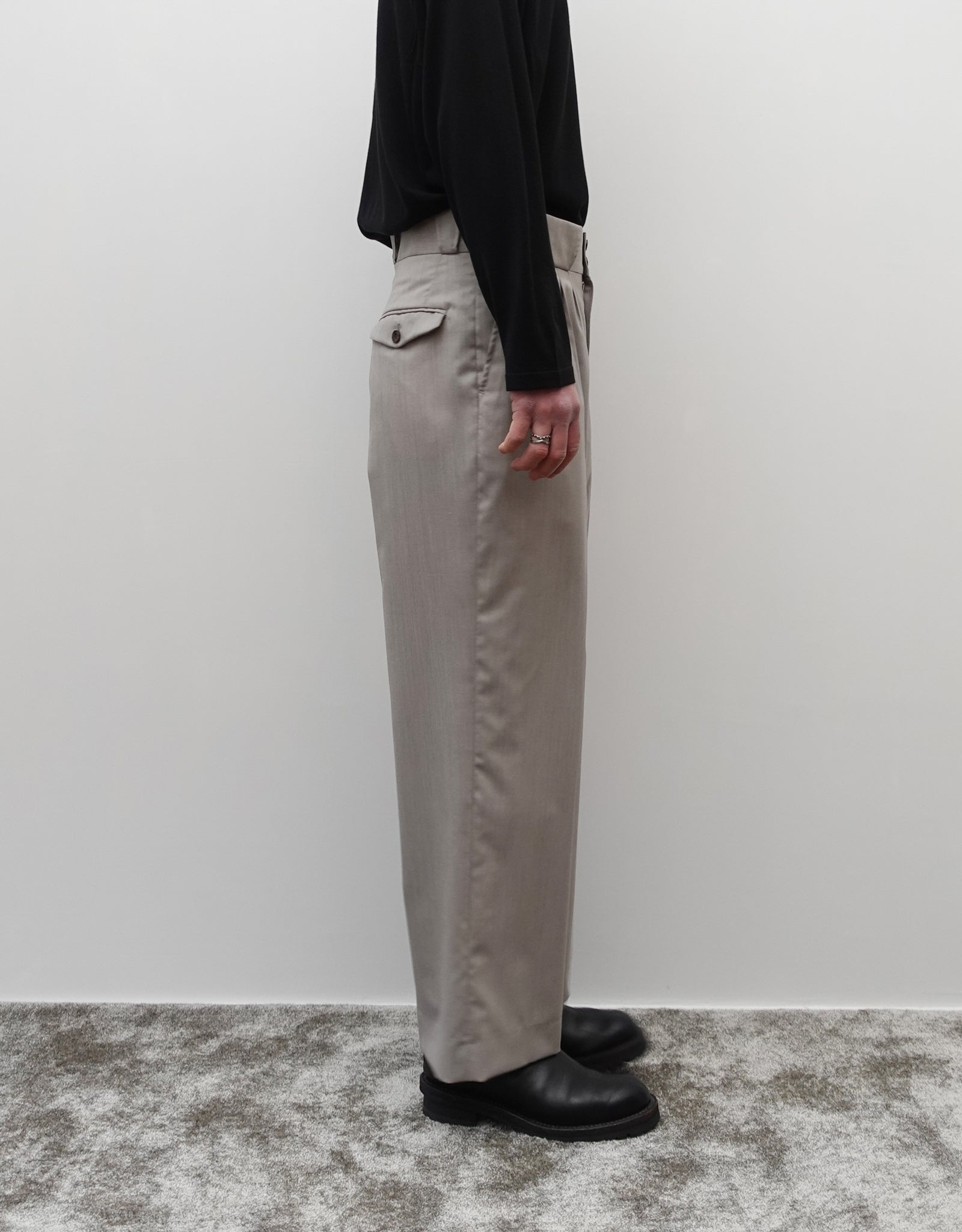 NEZU YO-HINTEN(根津洋品店) フォープリーツパンタロン 梳毛ウール ライトベージュ 薄手でしなやかで高級感がある生地 通販 184cm着画  左向き セレクトショップ VOUILLON