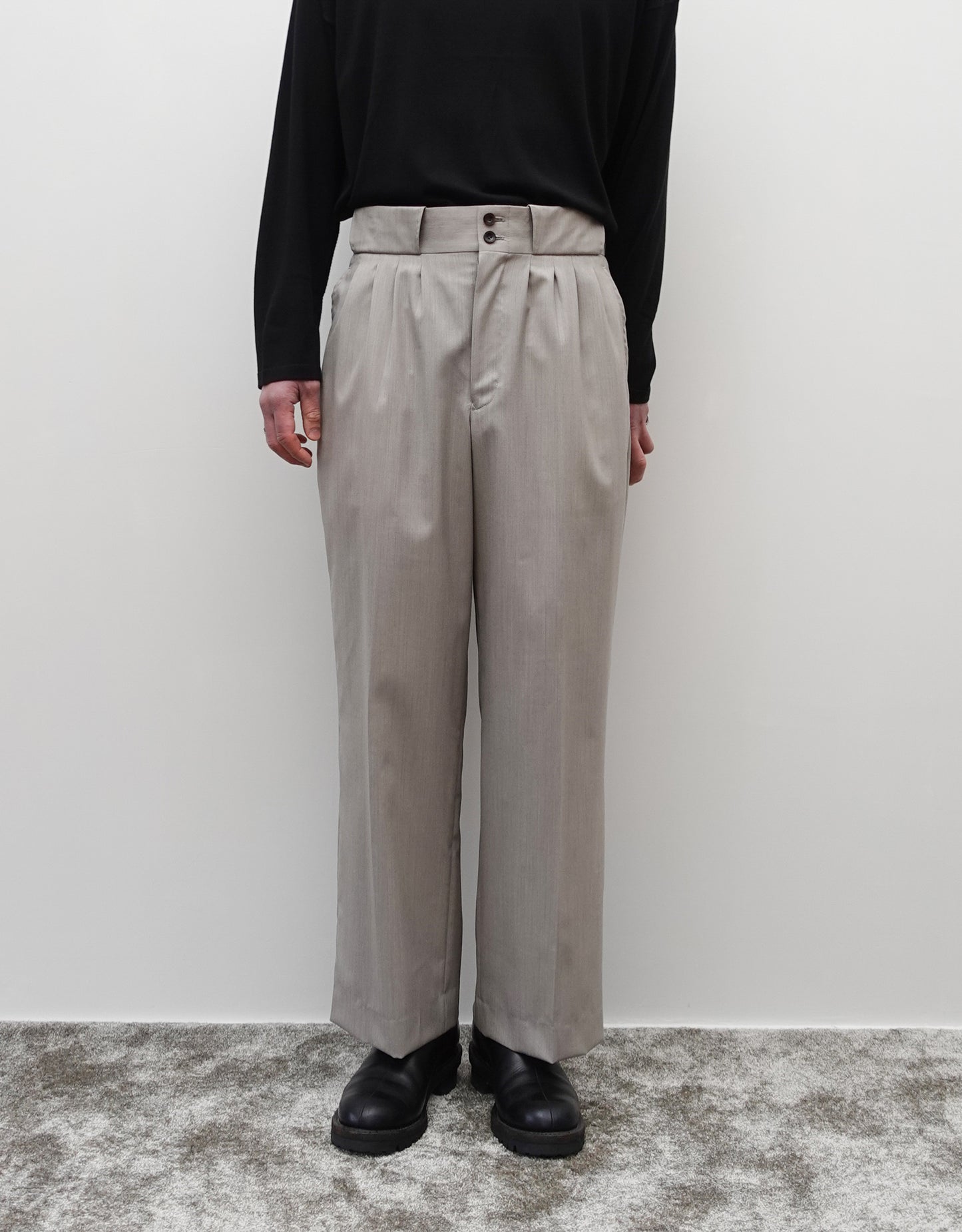 NEZU YO-HINTEN(根津洋品店) フォープリーツパンタロン 梳毛ウール ライトベージュ 薄手でしなやかで高級感がある生地 通販 184cm着画  正面 セレクトショップ VOUILLON