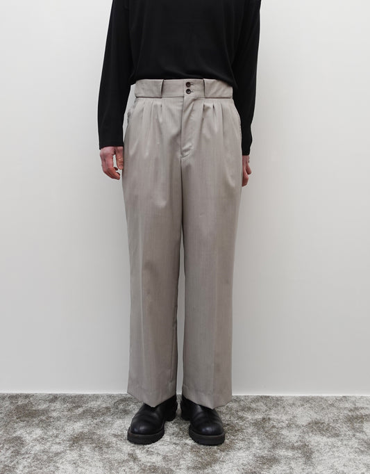 NEZU YO-HINTEN(根津洋品店) フォープリーツパンタロン 梳毛ウール ライトベージュ 薄手でしなやかで高級感がある生地 通販 184cm着画  正面 セレクトショップ VOUILLON