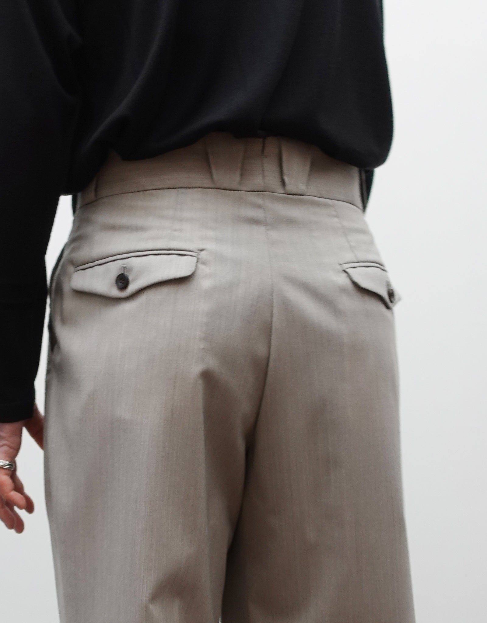 NEZU YO-HINTEN(根津洋品店) フォープリーツパンタロン 梳毛ウール ライトベージュ 薄手でしなやかで高級感がある生地 通販 184cm着画  背面 ウエスト バックポケット セレクトショップ VOUILLON