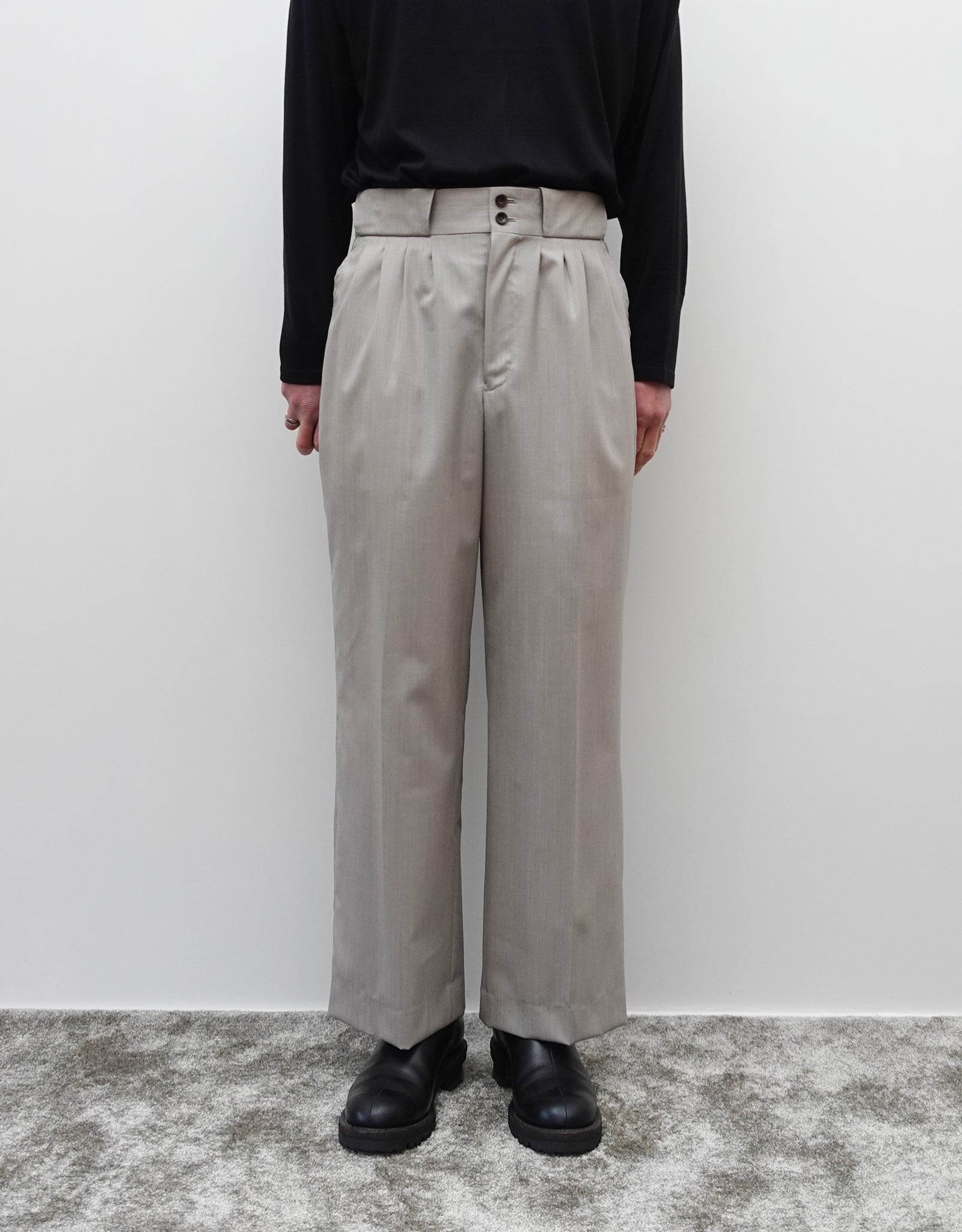 NEZU YO-HINTEN(根津洋品店) フォープリーツパンタロン 梳毛ウール ライトベージュ 薄手でしなやかで高級感がある生地 通販 184cm着画  正面 セレクトショップ VOUILLON