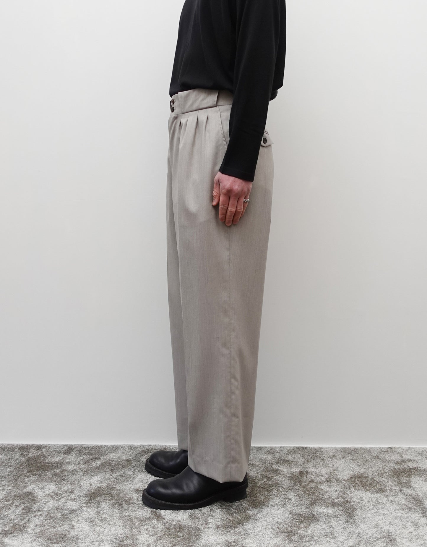 NEZU YO-HINTEN(根津洋品店) フォープリーツパンタロン 梳毛ウール ライトベージュ 薄手でしなやかで高級感がある生地 通販 184cm着画  右 セレクトショップ VOUILLON