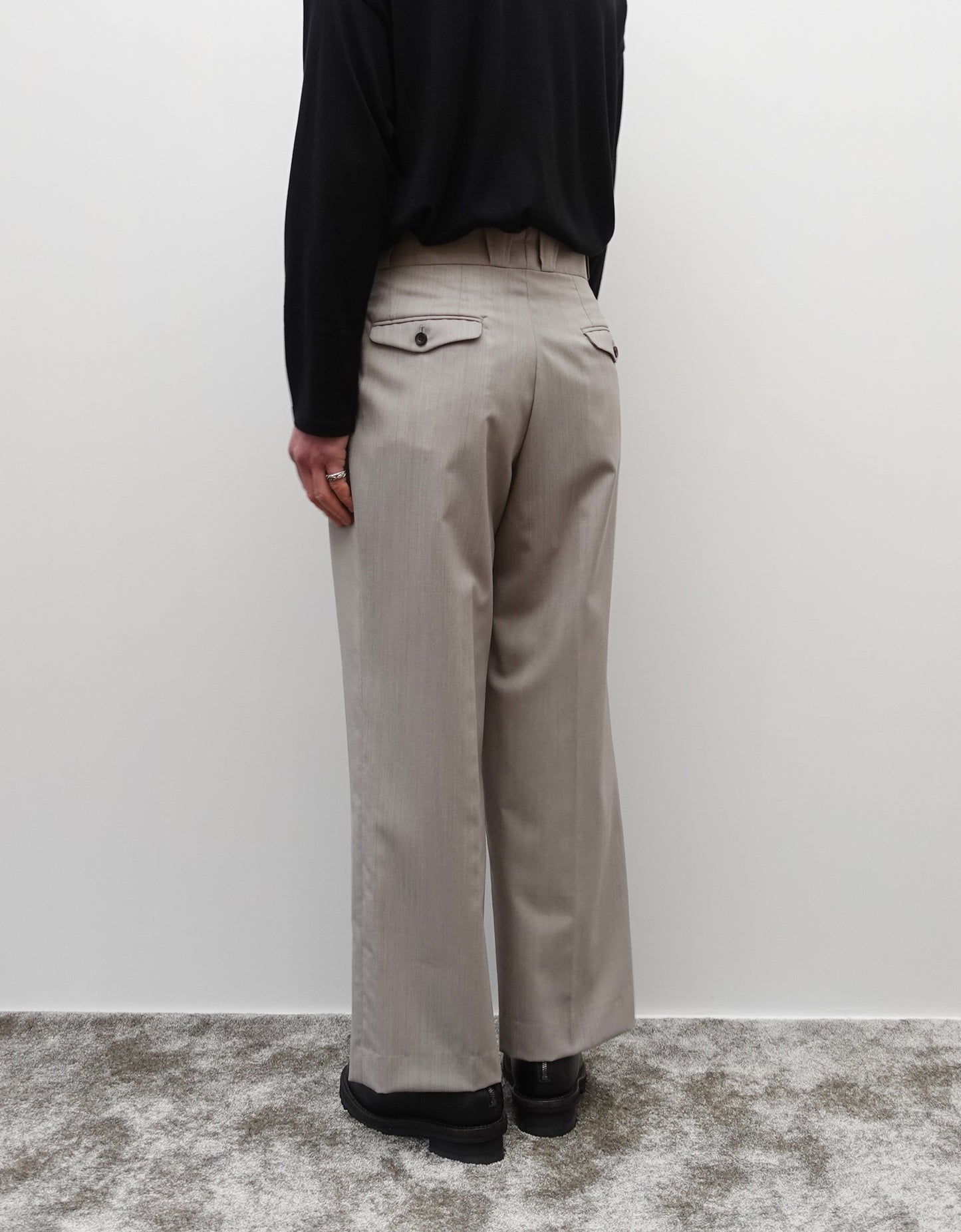 NEZU YO-HINTEN(根津洋品店) フォープリーツパンタロン 梳毛ウール ライトベージュ 薄手でしなやかで高級感がある生地 通販 184cm着画  右後 セレクトショップ VOUILLON