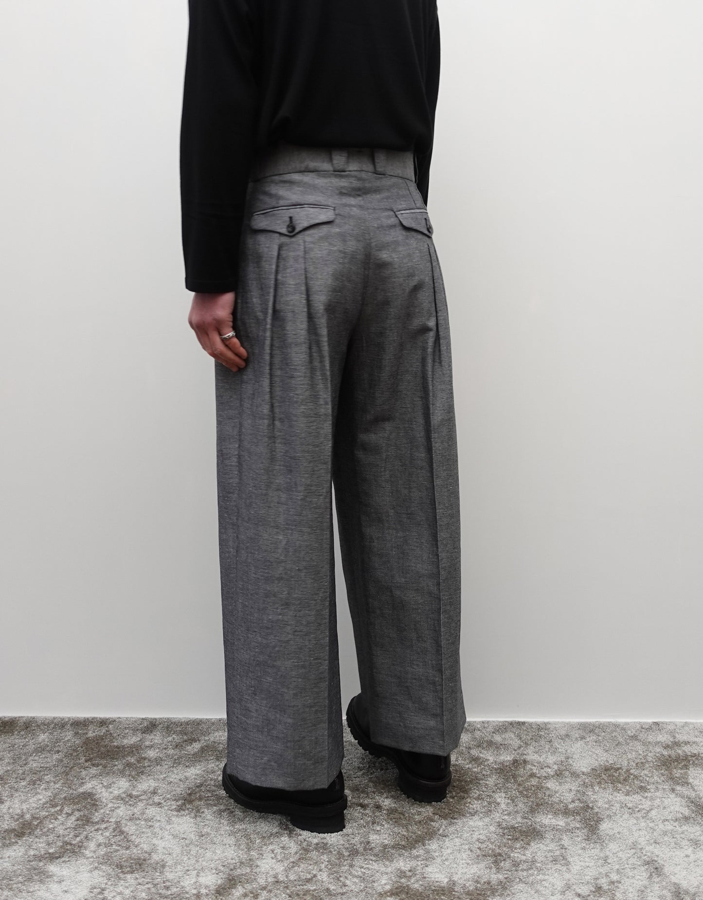 NEZU YO-HINTEN(根津洋品店) TANGO PANTS シャークスキン ブラック さらっとした肌触りで通年快適 通販 184cm着画 下半身 右後 セレクトショップ VOUILLON