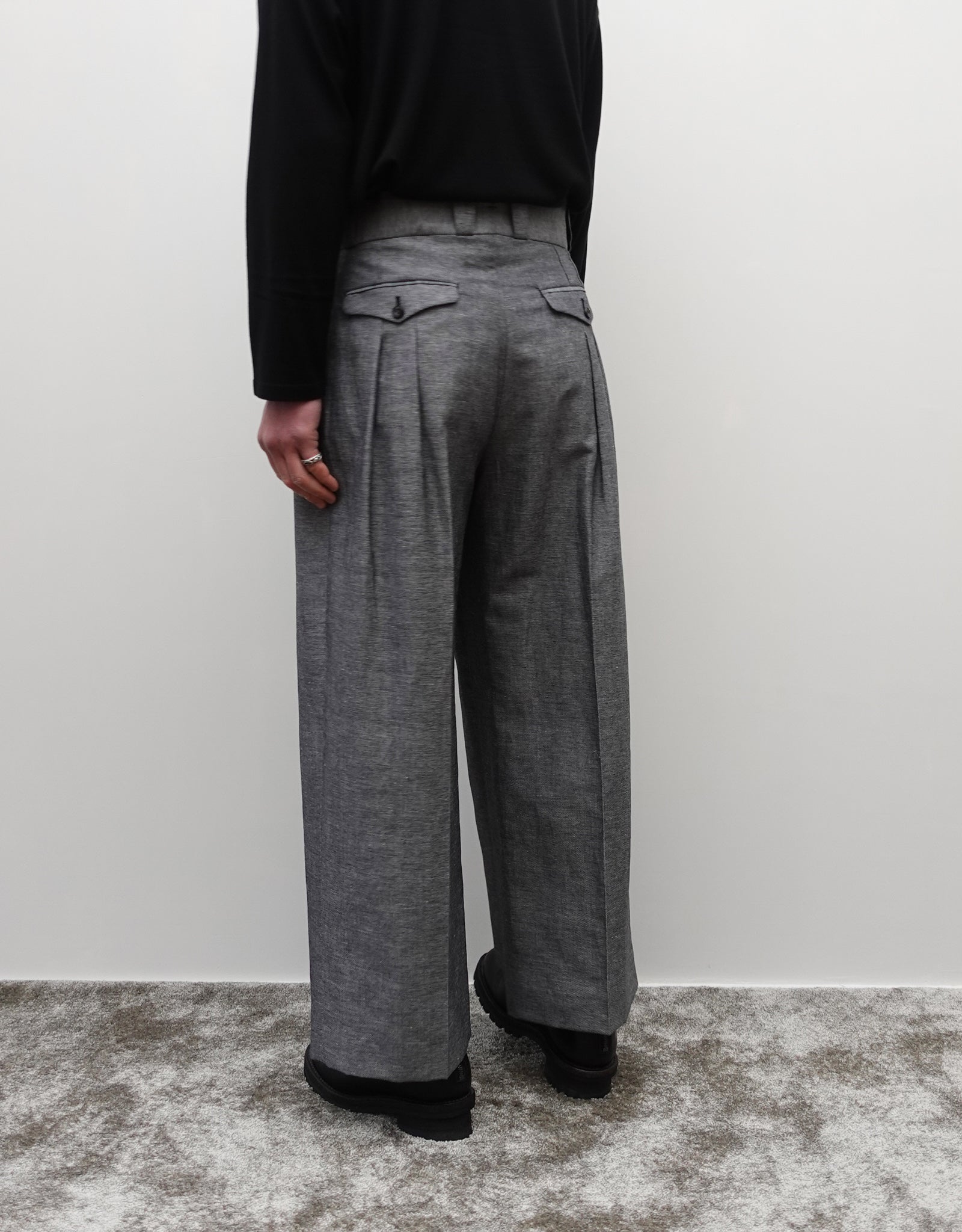NEZU YO-HINTEN(根津洋品店) TANGO PANTS シャークスキン ブラック さらっとした肌触りで通年快適 通販 184cm着画 下半身 右後 セレクトショップ VOUILLON