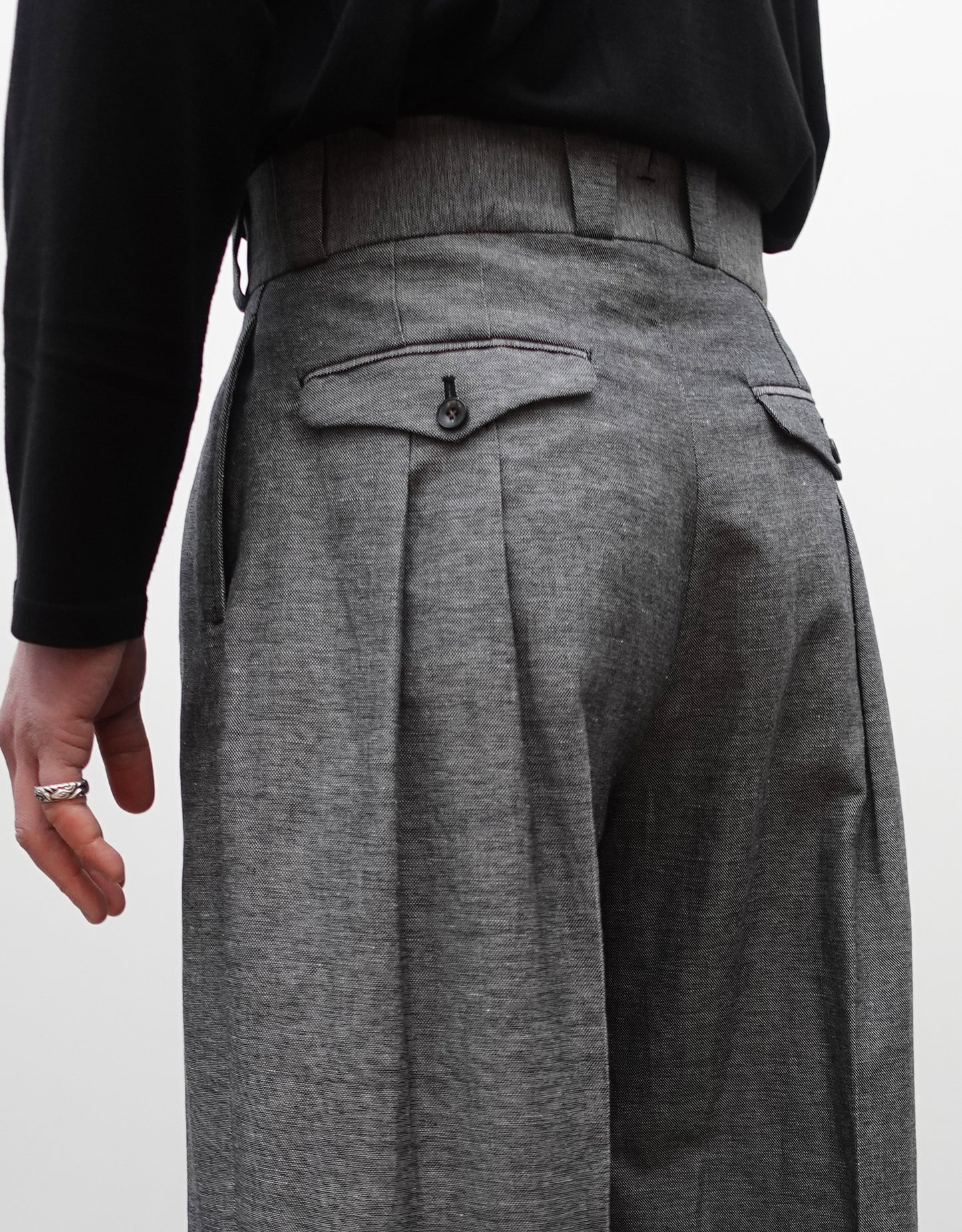NEZU YO-HINTEN(根津洋品店) TANGO PANTS シャークスキン ブラック さらっとした肌触りで通年快適 通販 184cm着画 ウエスト バックポケット タック セレクトショップ VOUILLON