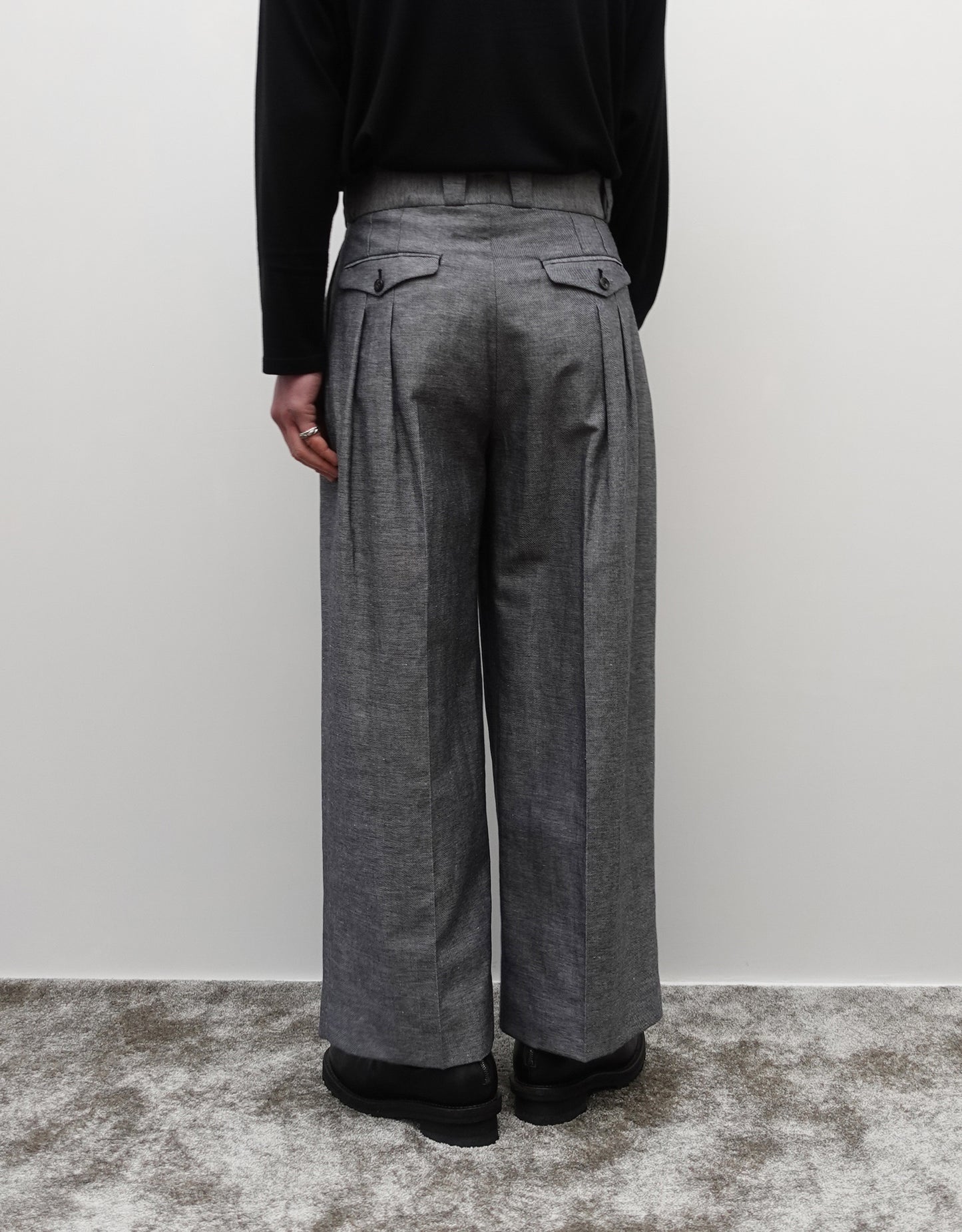 NEZU YO-HINTEN(根津洋品店) TANGO PANTS シャークスキン ブラック さらっとした肌触りで通年快適 通販 184cm着画 下半身 背面 セレクトショップ VOUILLON