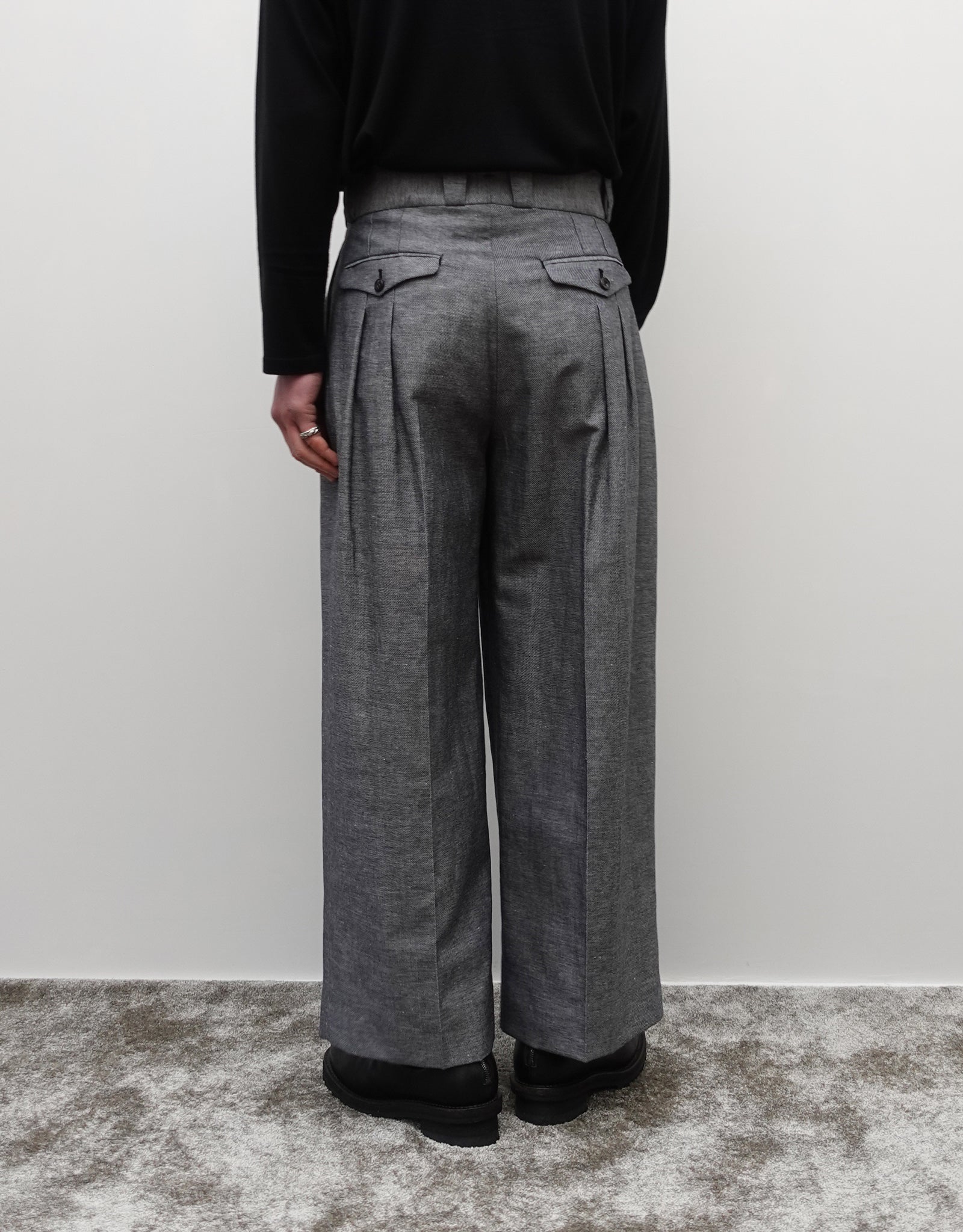 NEZU YO-HINTEN(根津洋品店) TANGO PANTS シャークスキン ブラック さらっとした肌触りで通年快適 通販 184cm着画 下半身 背面 セレクトショップ VOUILLON