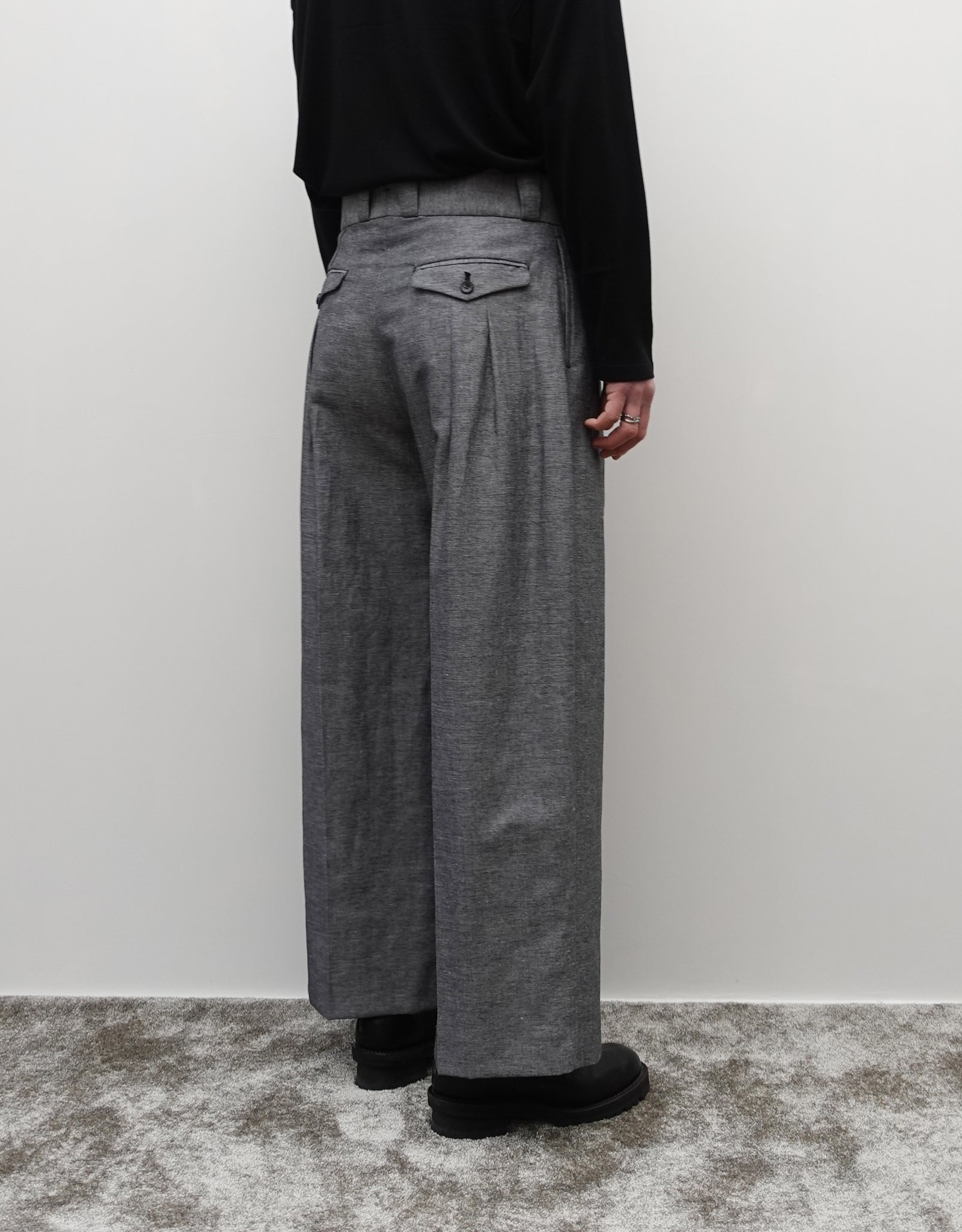 NEZU YO-HINTEN(根津洋品店) TANGO PANTS シャークスキン ブラック さらっとした肌触りで通年快適 通販 184cm着画 下半身 左後 セレクトショップ VOUILLON