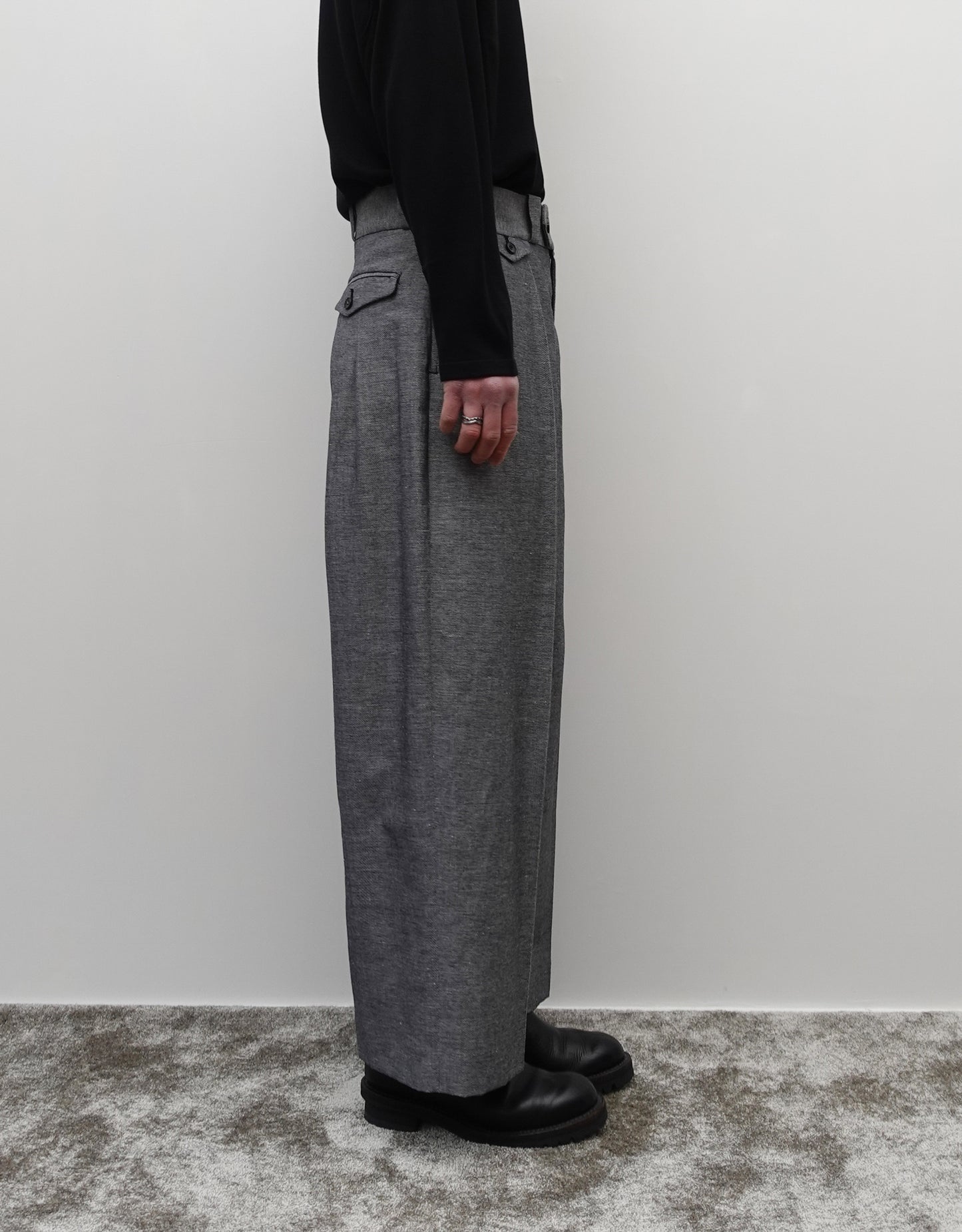 NEZU YO-HINTEN(根津洋品店) TANGO PANTS シャークスキン ブラック さらっとした肌触りで通年快適 通販 184cm着画 下半身 左 セレクトショップ VOUILLON