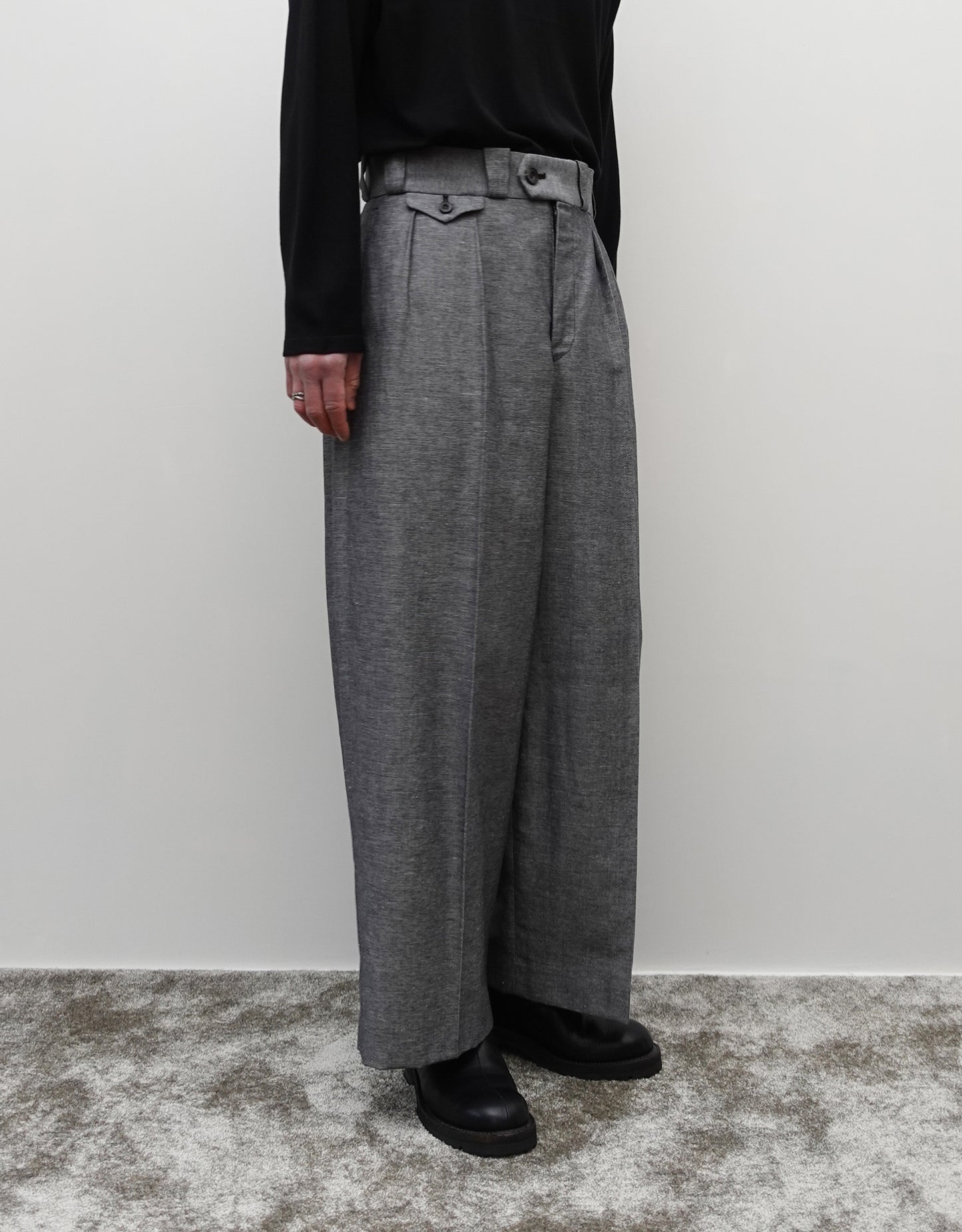 NEZU YO-HINTEN(根津洋品店) TANGO PANTS シャークスキン ブラック さらっとした肌触りで通年快適 通販 184cm着画 下半身 左斜め前 セレクトショップ VOUILLON