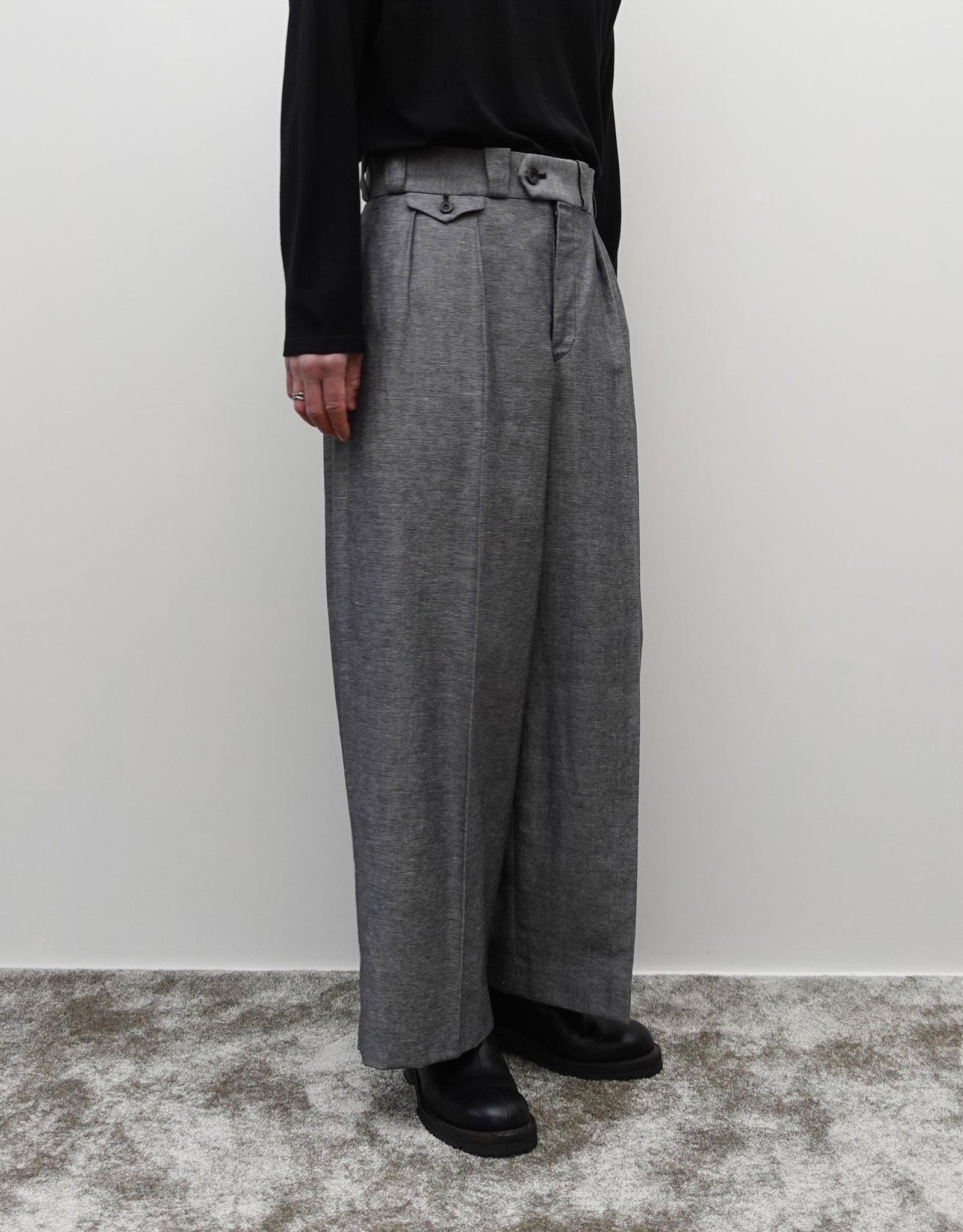 NEZU YO-HINTEN(根津洋品店) TANGO PANTS シャークスキン ブラック さらっとした肌触りで通年快適 通販 184cm着画 下半身 左斜め前 セレクトショップ VOUILLON