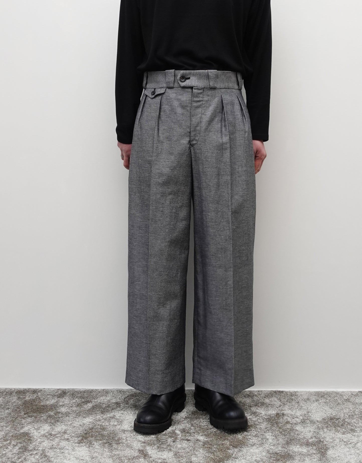 NEZU YO-HINTEN(根津洋品店) TANGO PANTS シャークスキン ブラック さらっとした肌触りで通年快適 通販 184cm着画 下半身 正面 セレクトショップ VOUILLON