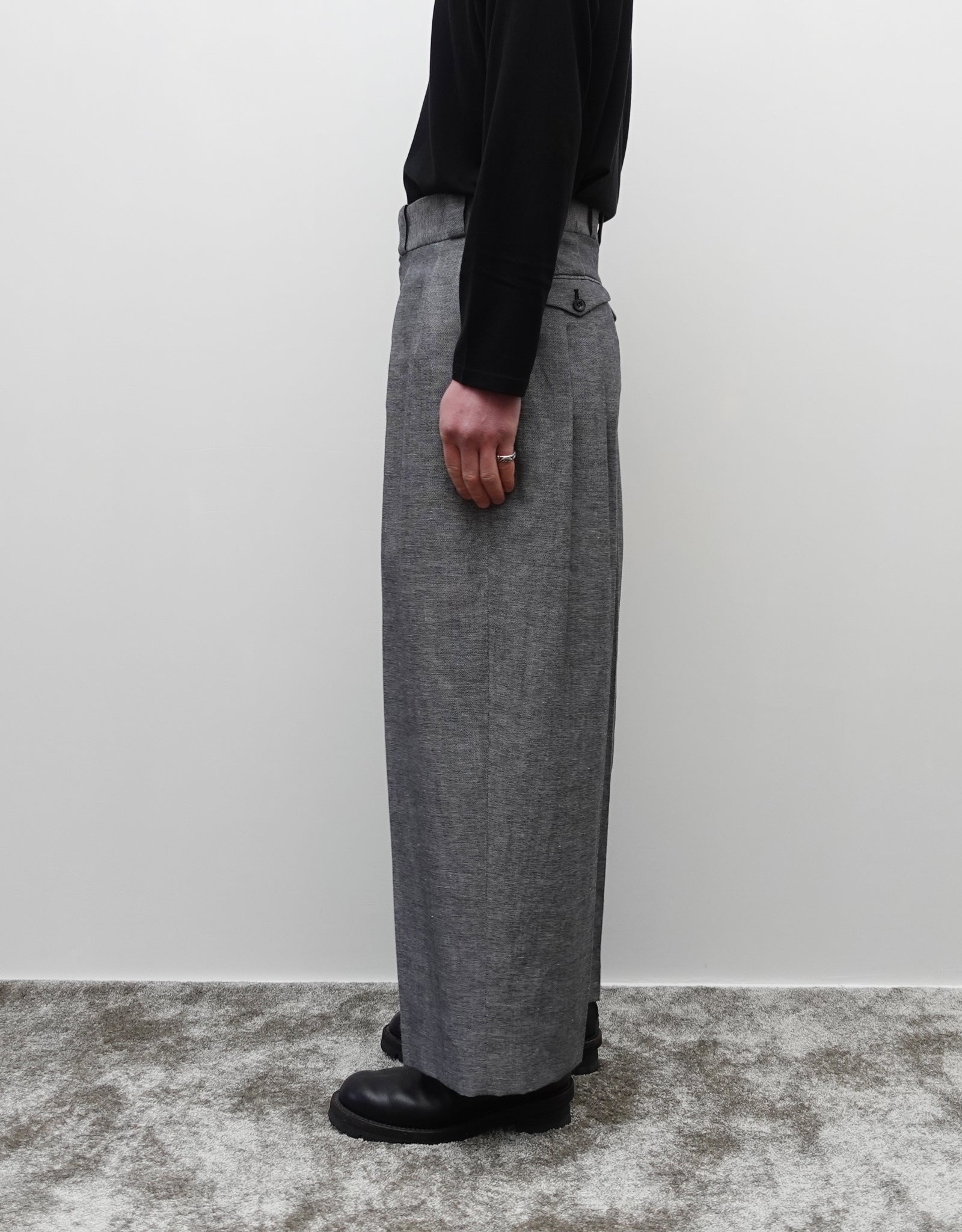 NEZU YO-HINTEN(根津洋品店) TANGO PANTS シャークスキン ブラック さらっとした肌触りで通年快適 通販 184cm着画 下半身 右向き セレクトショップ VOUILLON