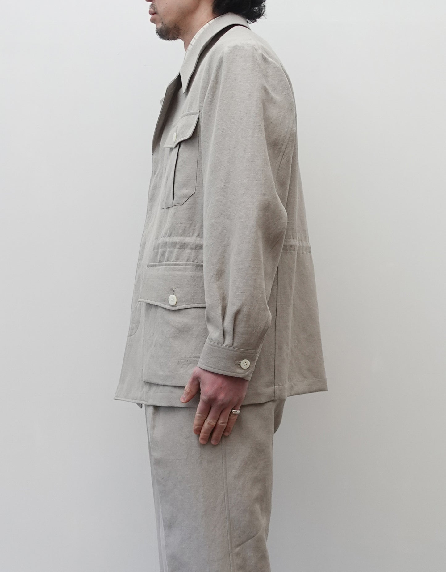 NEZU YO-HINTEN(根津洋品店) リネン ウール トロピカルジャケット ベージュよりのグレーカラー 上品で清涼感がある 通販 184cm着用イメージ 上半身 右 セレクトショップ VOUILLON