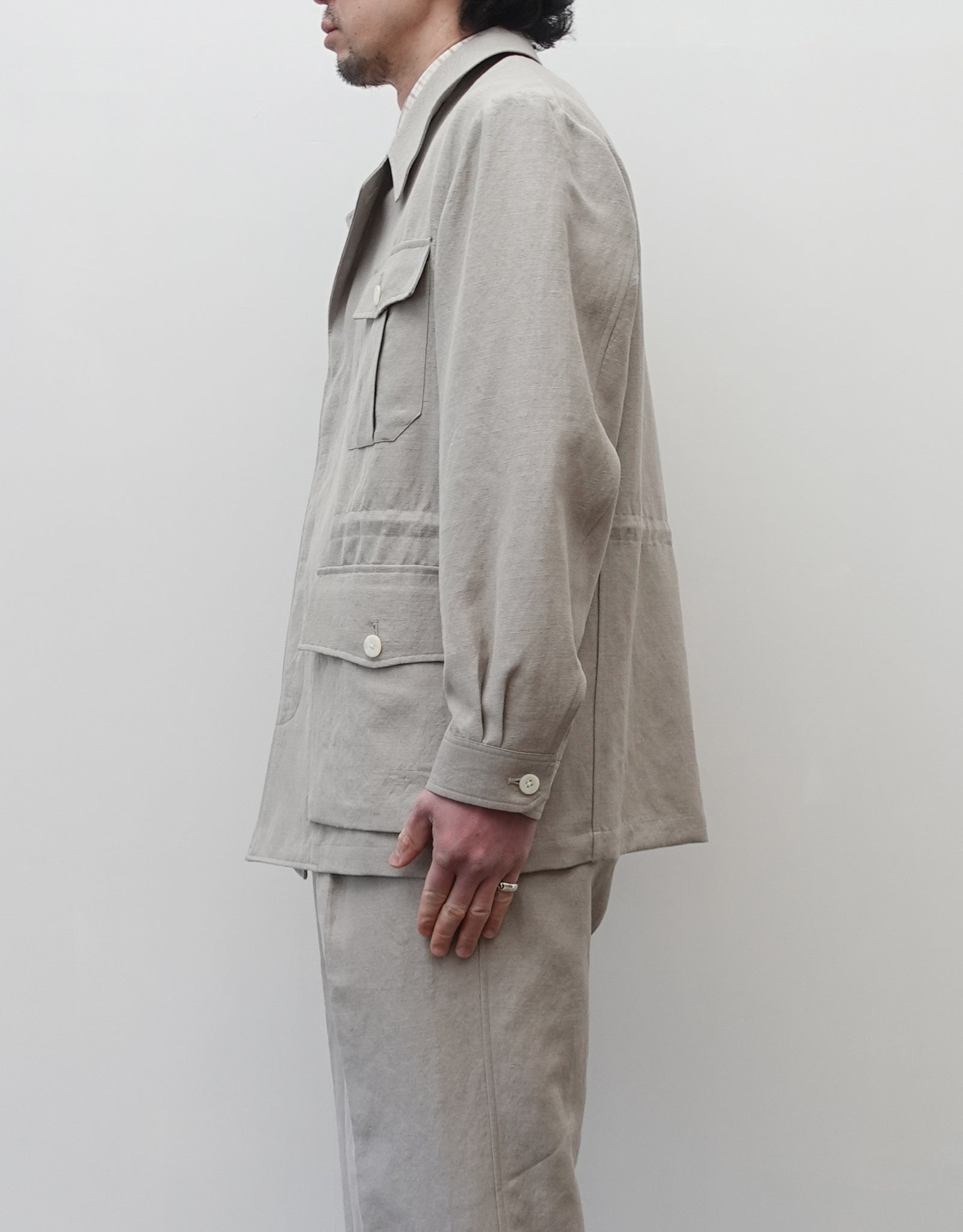 NEZU YO-HINTEN(根津洋品店) リネン ウール トロピカルジャケット ベージュよりのグレーカラー 上品で清涼感がある 通販 184cm着用イメージ 上半身 右 セレクトショップ VOUILLON