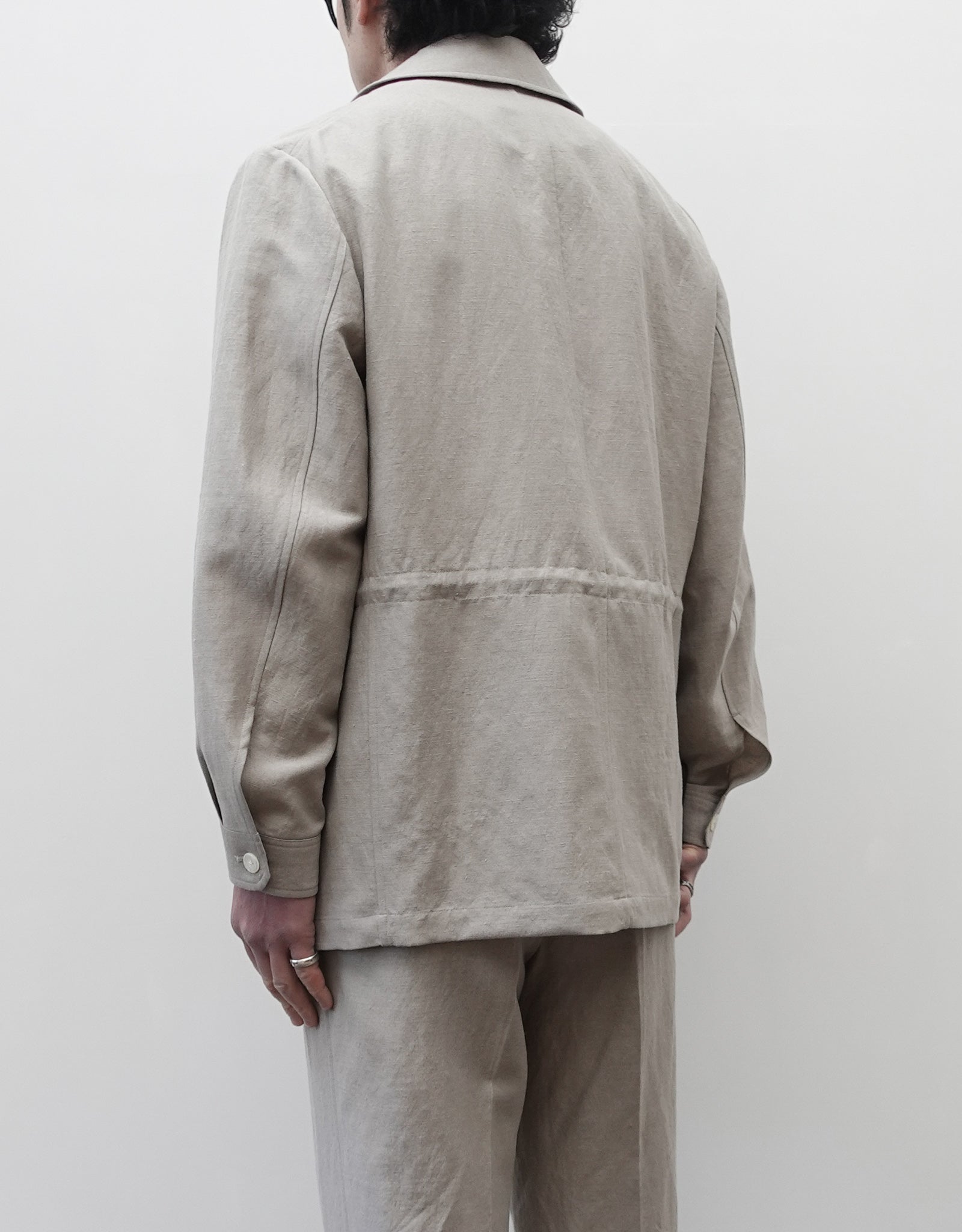 NEZU YO-HINTEN(根津洋品店) リネン ウール トロピカルジャケット ベージュよりのグレーカラー 上品で清涼感がある 通販 184cm着用イメージ 上半身 背面 セレクトショップ VOUILLON