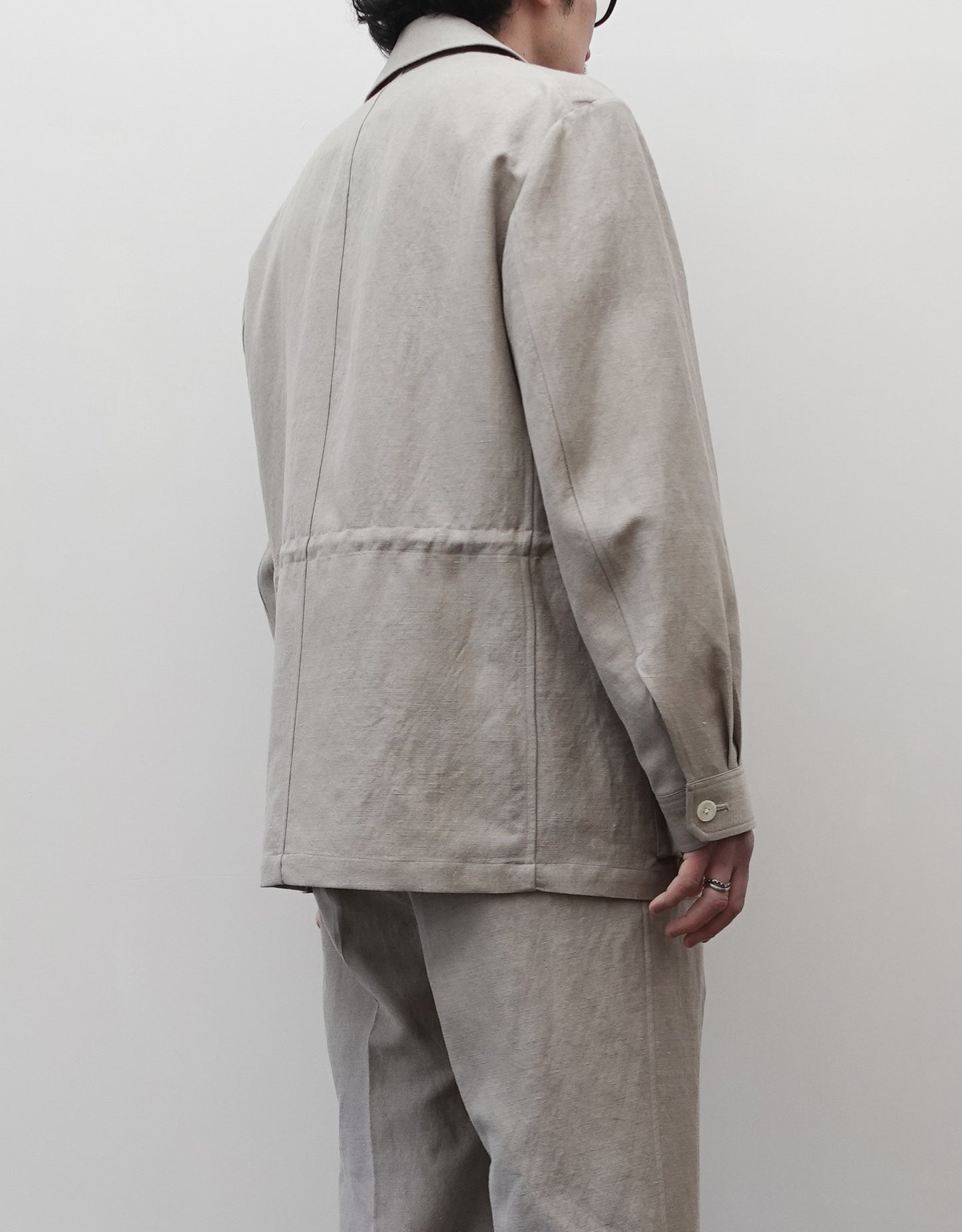 NEZU YO-HINTEN(根津洋品店) リネン ウール トロピカルジャケット ベージュよりのグレーカラー 上品で清涼感がある 通販 184cm着用イメージ 上半身 左斜め後 セレクトショップ VOUILLON