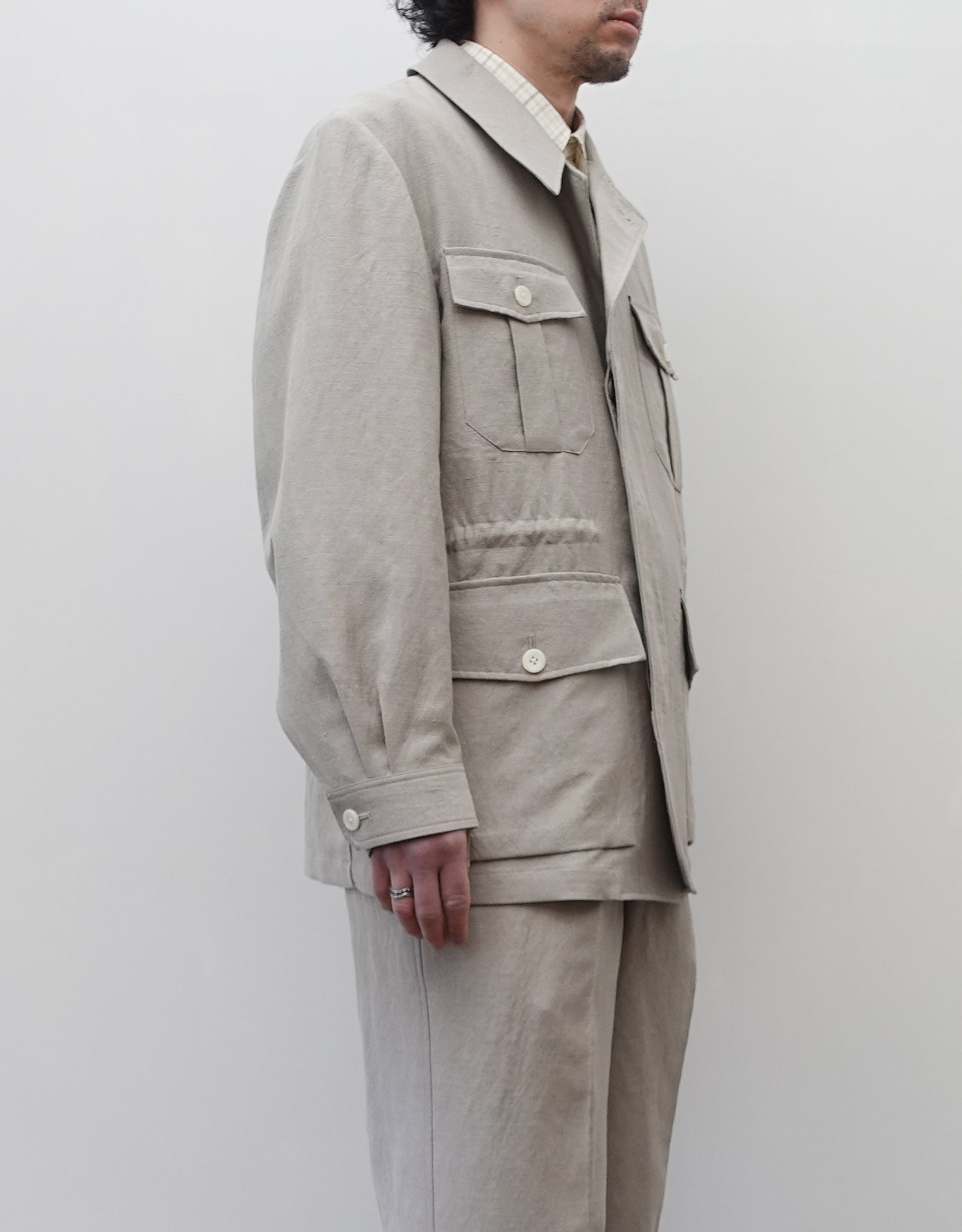 NEZU YO-HINTEN(根津洋品店) リネン ウール トロピカルジャケット ベージュよりのグレーカラー 上品で清涼感がある 通販 184cm着用イメージ 上半身 左 セレクトショップ VOUILLON