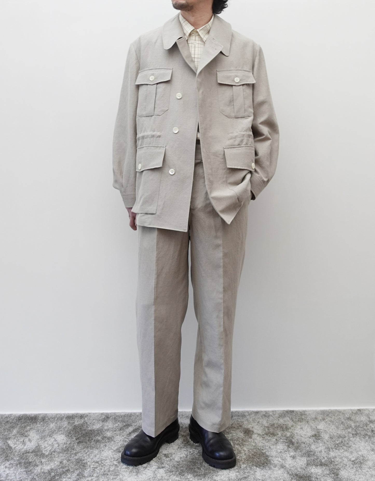 NEZU YO-HINTEN(根津洋品店) リネン ウール トロピカルジャケット ベージュよりのグレーカラー 上品で清涼感がある 通販 184cm着用イメージ セットアップ チェックシャツ スタイリング セレクトショップ VOUILLON