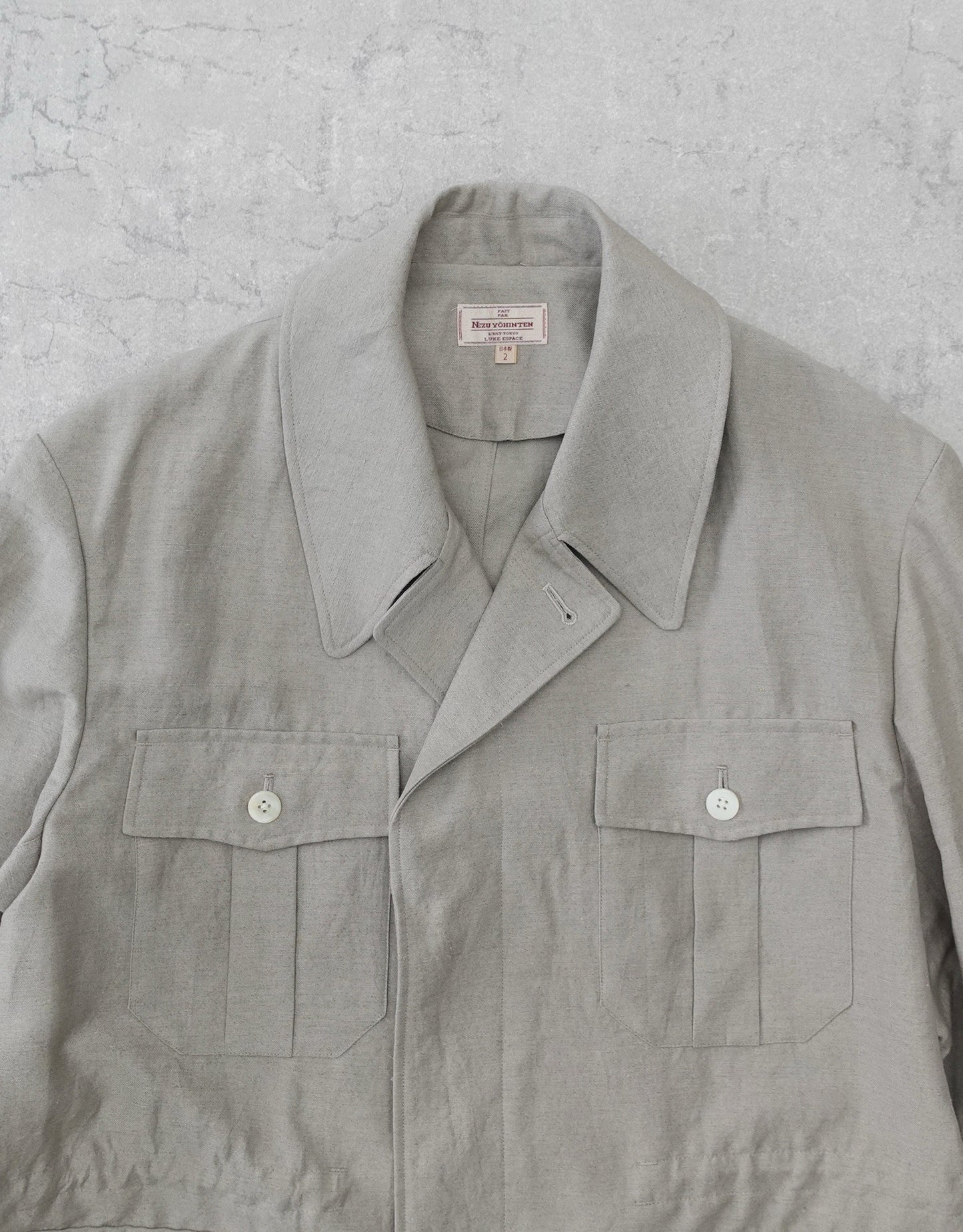 NEZU YO-HINTEN(根津洋品店) リネン ウール トロピカルジャケット ベージュよりのグレーカラー 上品で清涼感がある 通販 184cm着用イメージ 物撮り ネックライン セレクトショップ VOUILLON