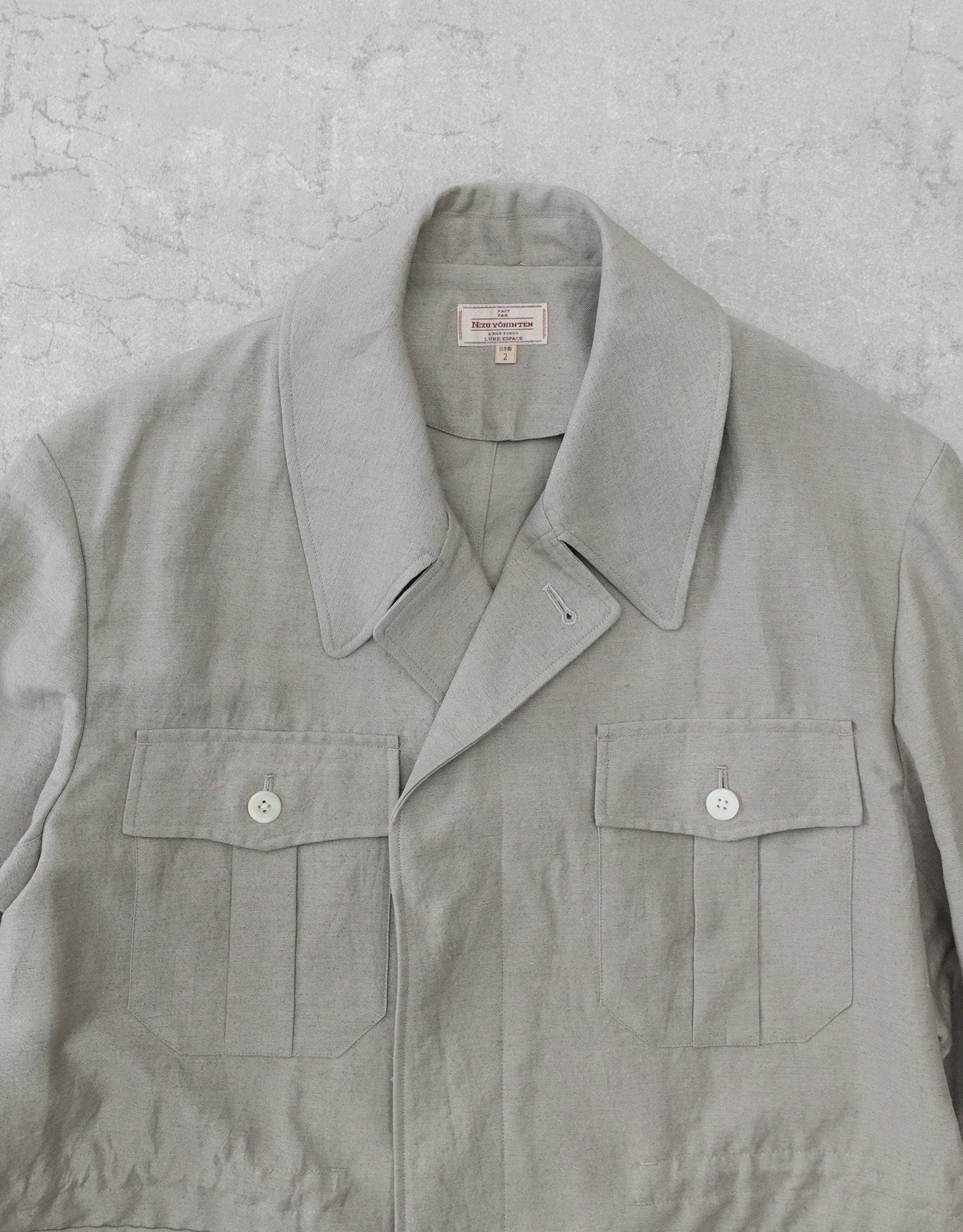 NEZU YO-HINTEN(根津洋品店) リネン ウール トロピカルジャケット ベージュよりのグレーカラー 上品で清涼感がある 通販 184cm着用イメージ 物撮り ネックライン セレクトショップ VOUILLON