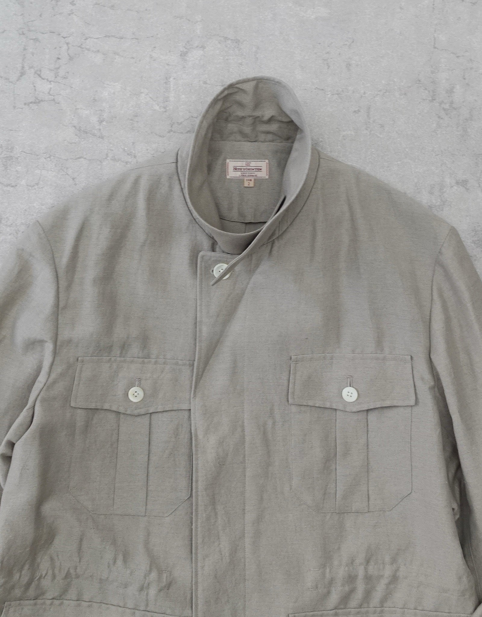 NEZU YO-HINTEN(根津洋品店) リネン ウール トロピカルジャケット ベージュよりのグレーカラー 上品で清涼感がある 通販 184cm着用イメージ 物撮り 襟立仕様 セレクトショップ VOUILLON