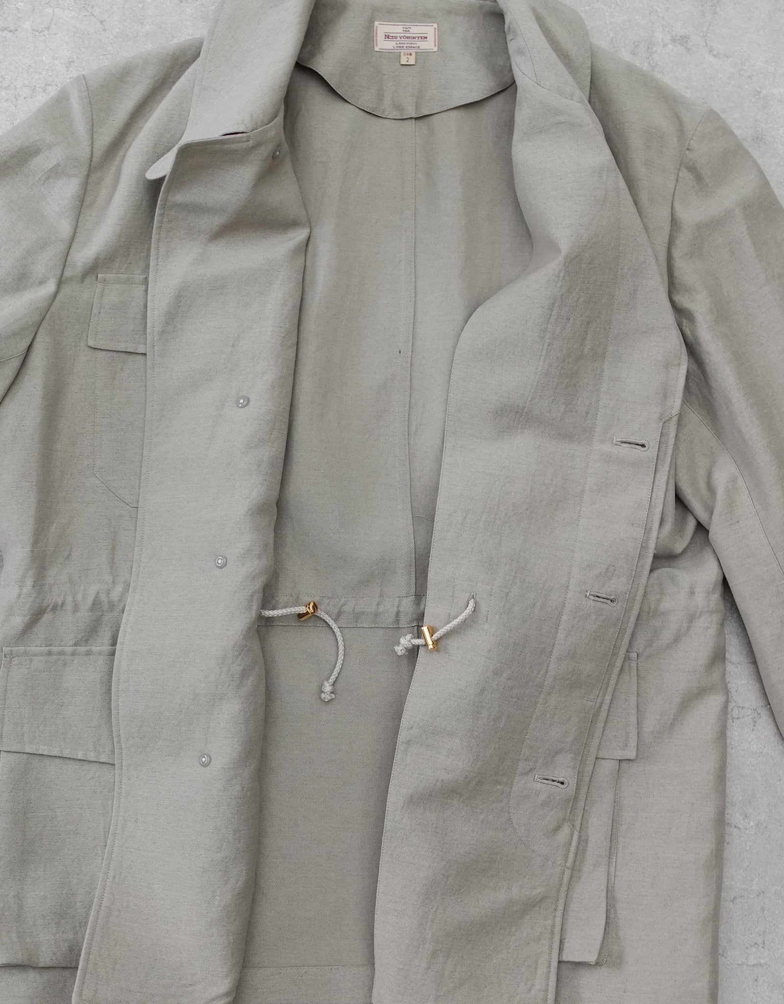 NEZU YO-HINTEN(根津洋品店) リネン ウール トロピカルジャケット ベージュよりのグレーカラー 上品で清涼感がある 通販 184cm着用イメージ 物撮り 裏地無し セレクトショップ VOUILLON