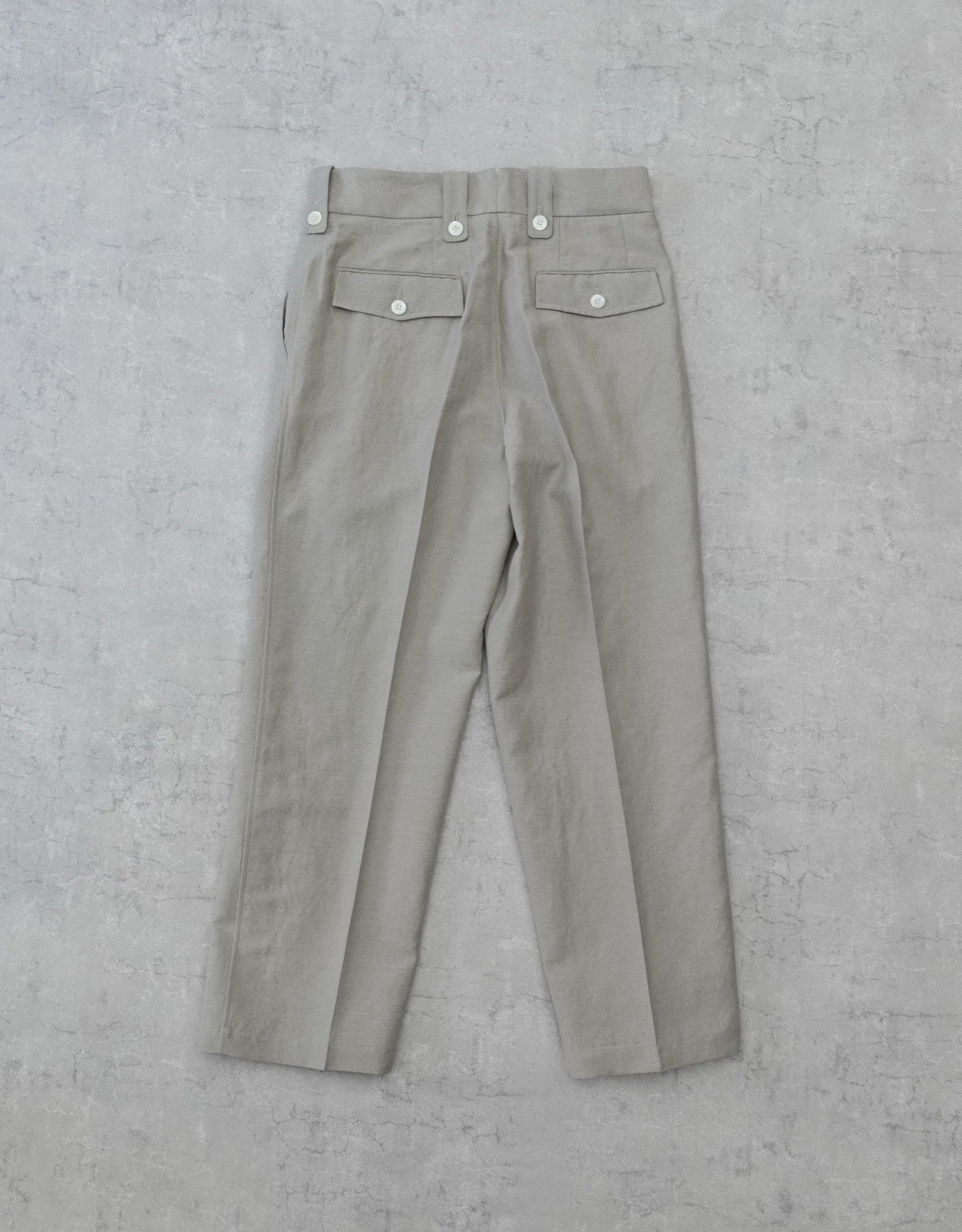 NEZU YO-HINTEN(根津洋品店) リネン ウール ワンプリーツ スラックス グルカパンツデザイン ベージュよりのグレーカラー 通販 184cm着用イメージ 物撮り 背面 セレクトショップ VOUILLON