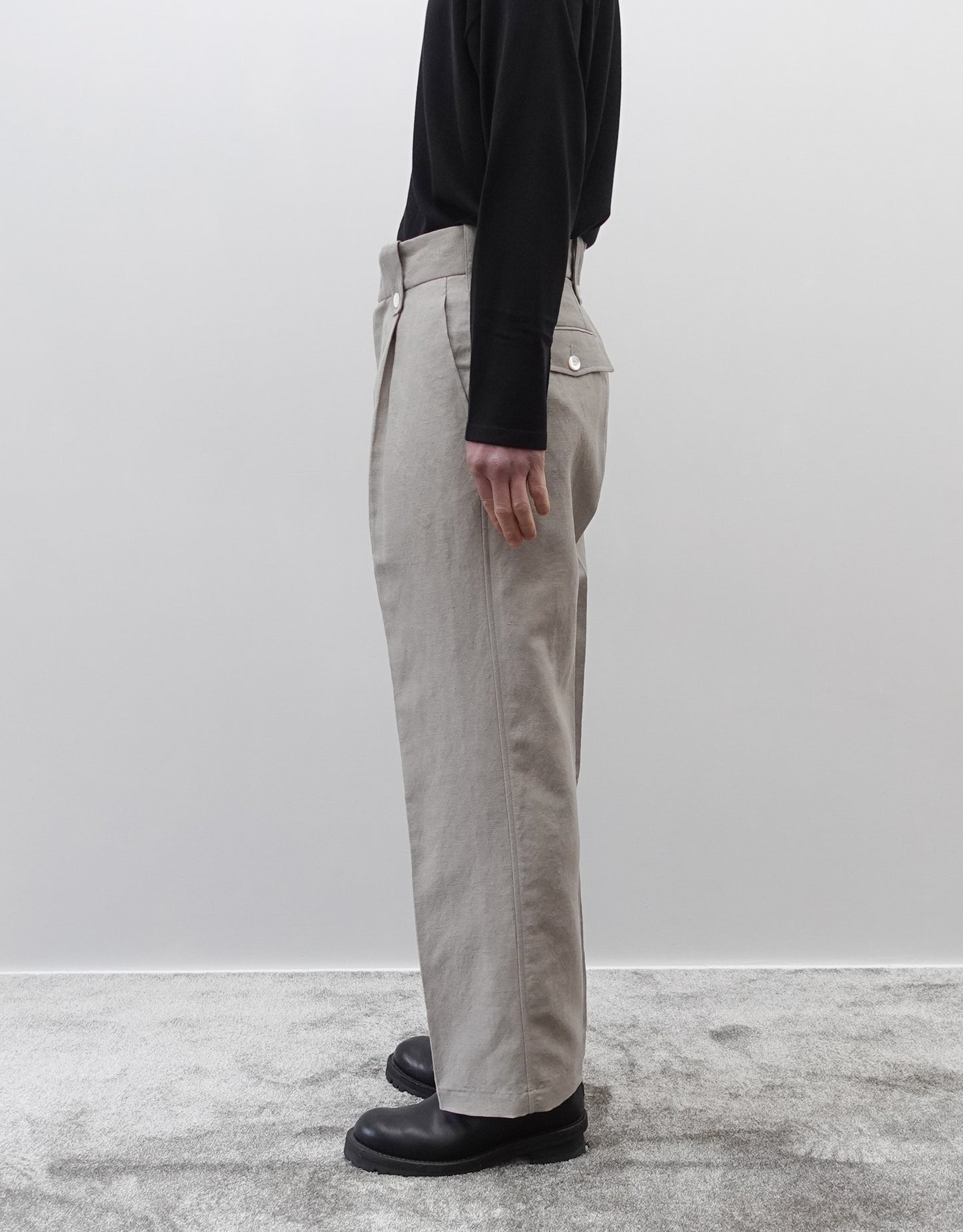 NEZU YO-HINTEN(根津洋品店) リネン ウール ワンプリーツ スラックス グルカパンツデザイン ベージュよりのグレーカラー 通販 184cm着用イメージ 下半身 右 セレクトショップ VOUILLON