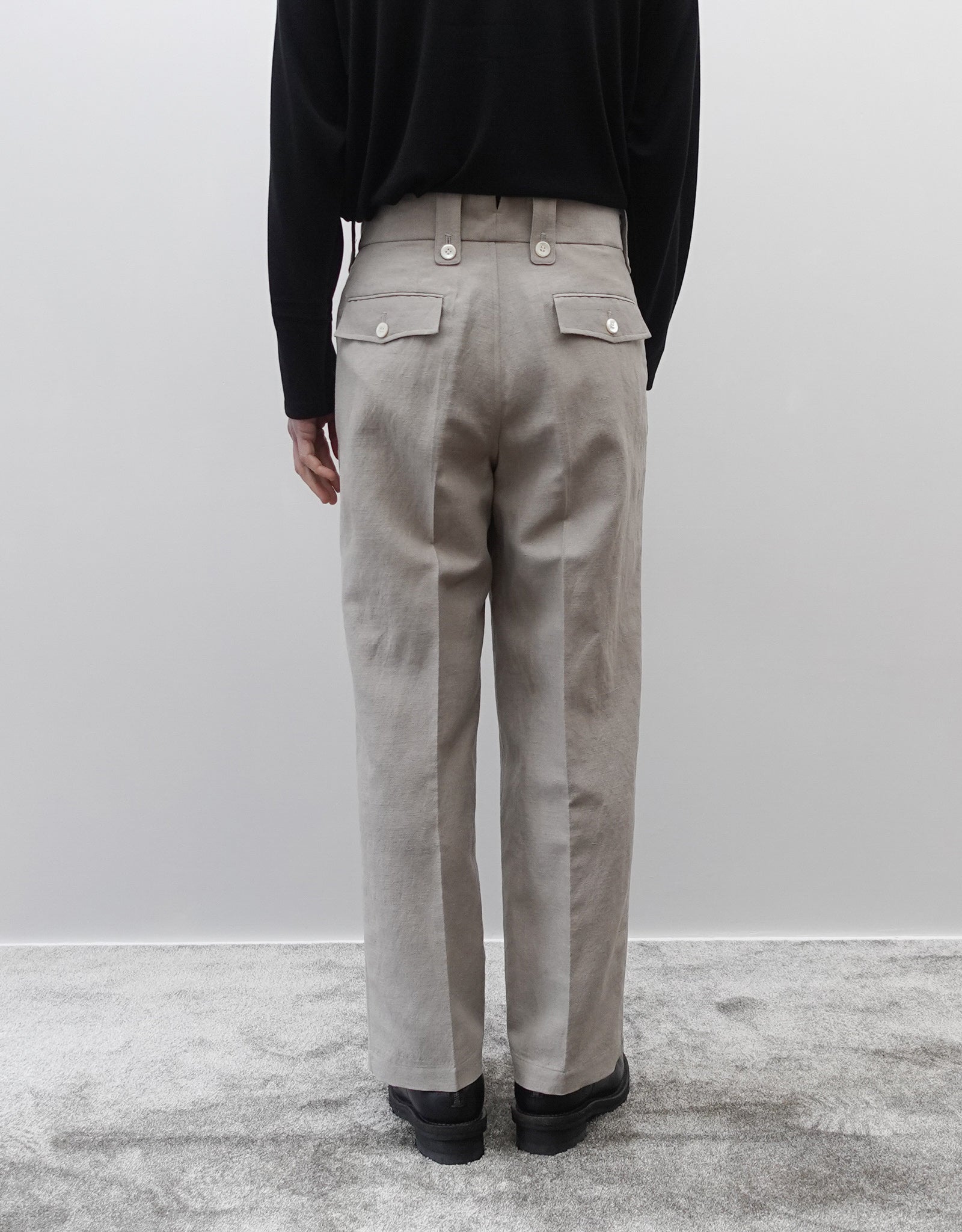 NEZU YO-HINTEN(根津洋品店) リネン ウール ワンプリーツ スラックス グルカパンツデザイン ベージュよりのグレーカラー 通販 184cm着用イメージ 下半身 背面 セレクトショップ VOUILLON
