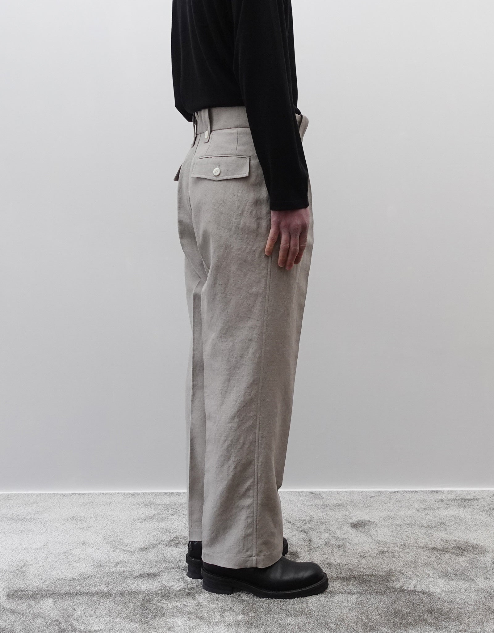 NEZU YO-HINTEN(根津洋品店) リネン ウール ワンプリーツ スラックス グルカパンツデザイン ベージュよりのグレーカラー 通販 184cm着用イメージ 下半身 左 セレクトショップ VOUILLON