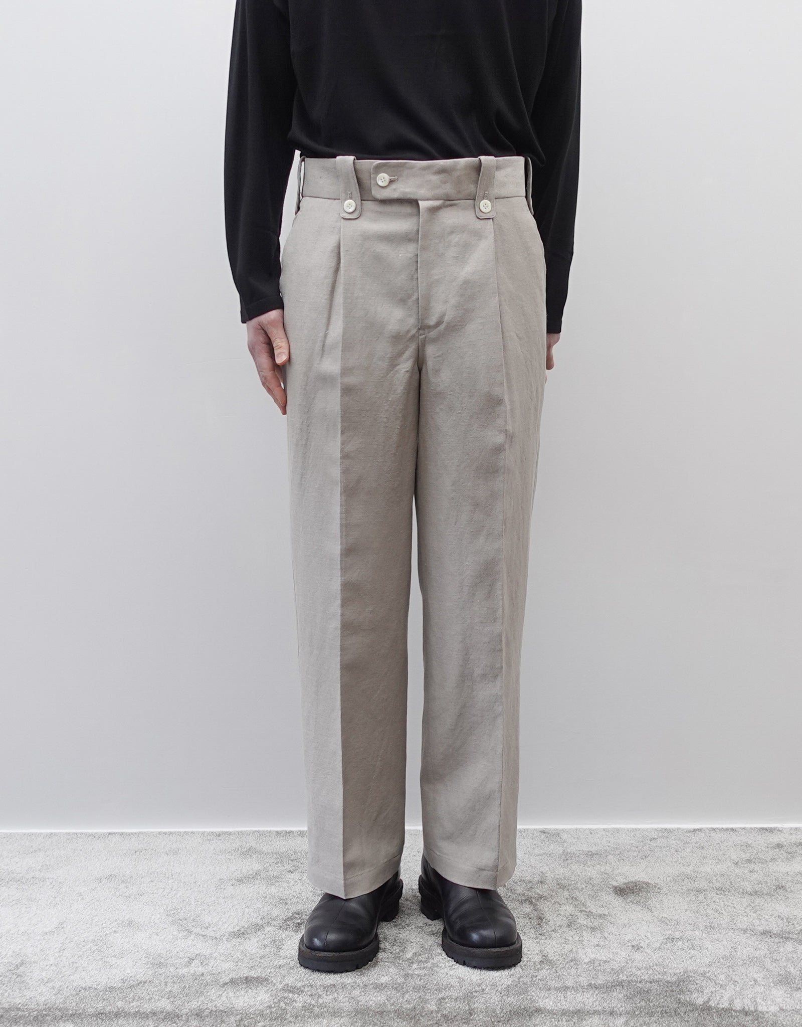 NEZU YO-HINTEN(根津洋品店) リネン ウール ワンプリーツ スラックス グルカパンツデザイン ベージュよりのグレーカラー 通販 184cm着用イメージ 下半身 正面 セレクトショップ VOUILLON