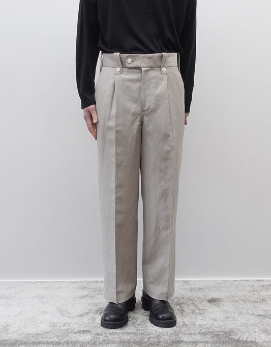 NEZU YO-HINTEN(根津洋品店) リネン ウール ワンプリーツ スラックス グルカパンツデザイン ベージュよりのグレーカラー 通販 184cm着用イメージ 下半身 正面 セレクトショップ VOUILLON