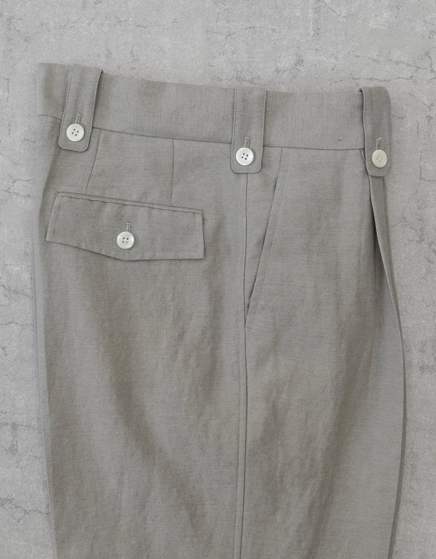 NEZU YO-HINTEN(根津洋品店) リネン ウール ワンプリーツ スラックス グルカパンツデザイン ベージュよりのグレーカラー 通販 184cm着用イメージ 物撮り ウエスト 右横 セレクトショップ VOUILLON