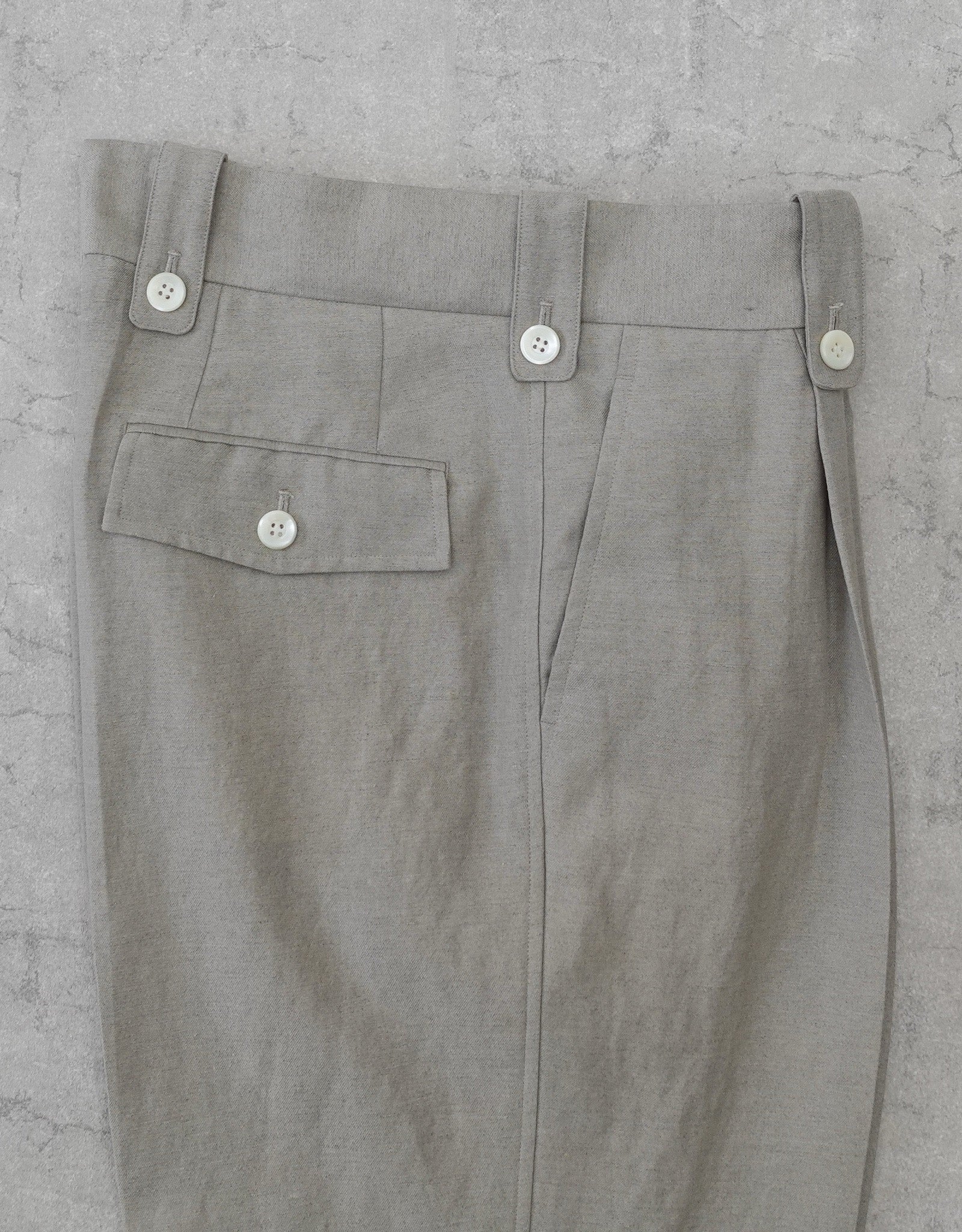 NEZU YO-HINTEN(根津洋品店) リネン ウール ワンプリーツ スラックス グルカパンツデザイン ベージュよりのグレーカラー 通販 184cm着用イメージ 物撮り ウエスト 右横 セレクトショップ VOUILLON