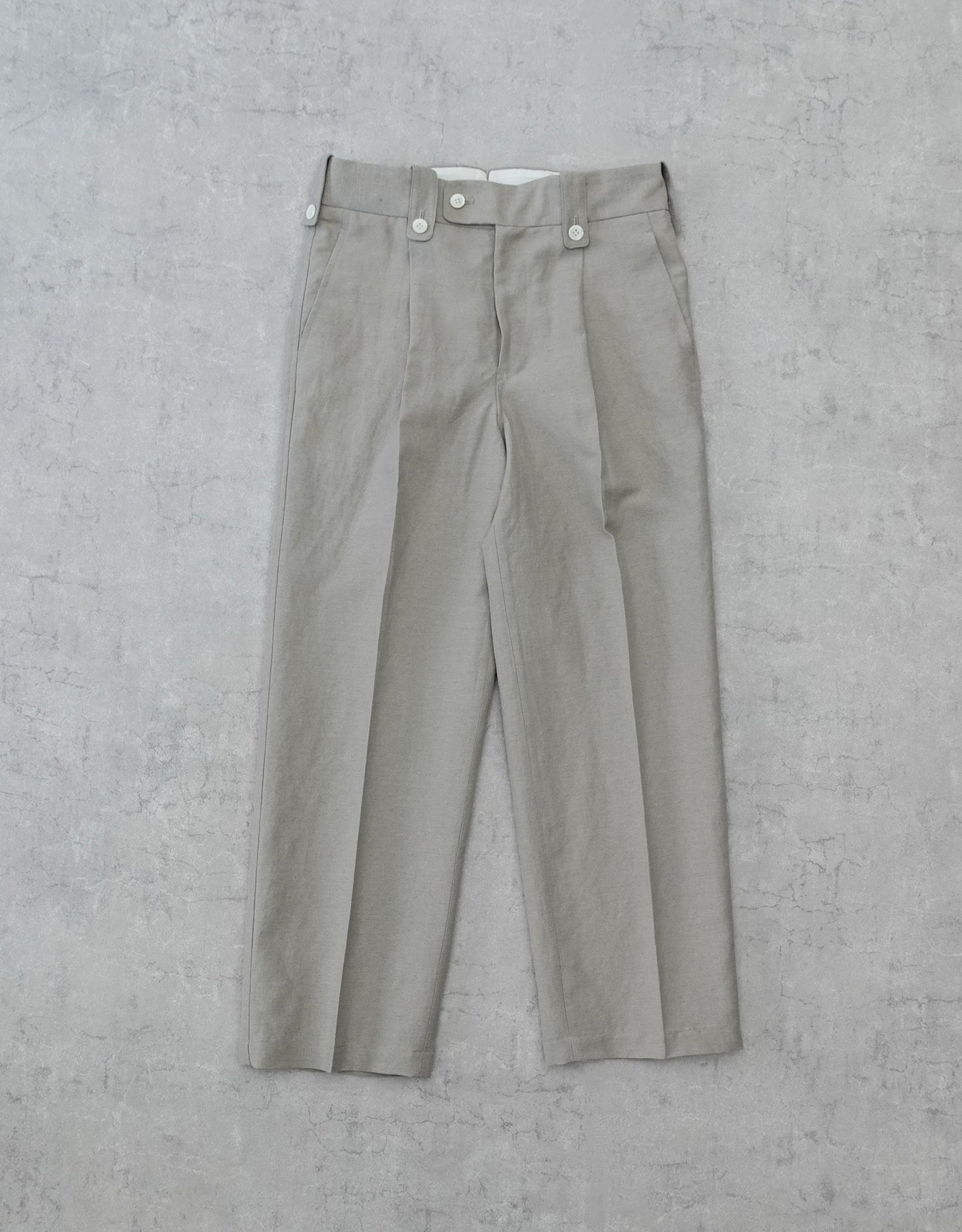 NEZU YO-HINTEN(根津洋品店) リネン ウール ワンプリーツ スラックス グルカパンツデザイン ベージュよりのグレーカラー 通販 184cm着用イメージ 物撮り 正面 セレクトショップ VOUILLON