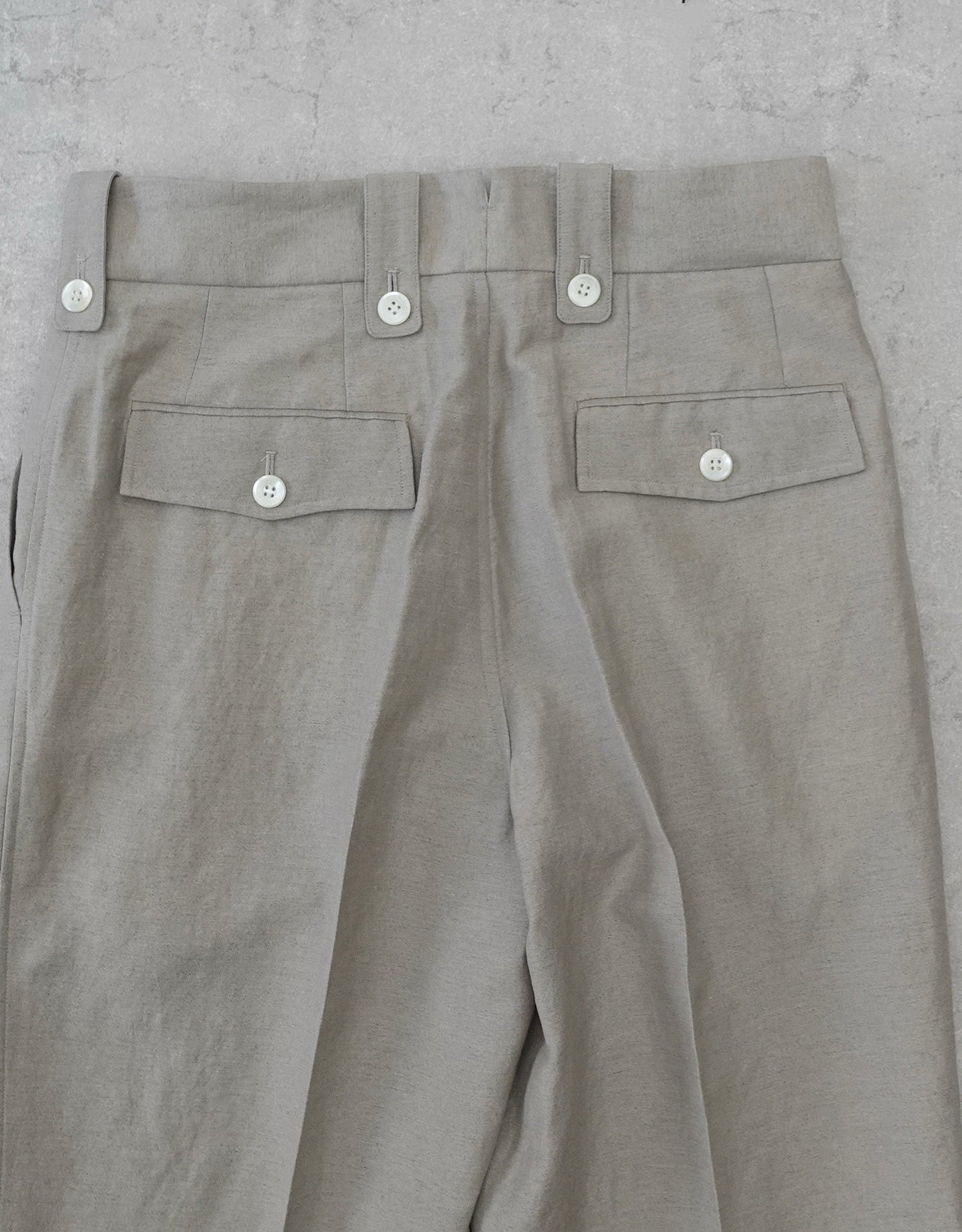 NEZU YO-HINTEN(根津洋品店) リネン ウール ワンプリーツ スラックス グルカパンツデザイン ベージュよりのグレーカラー 通販 184cm着用イメージ 背面 ウエスト バックポケット セレクトショップ VOUILLON