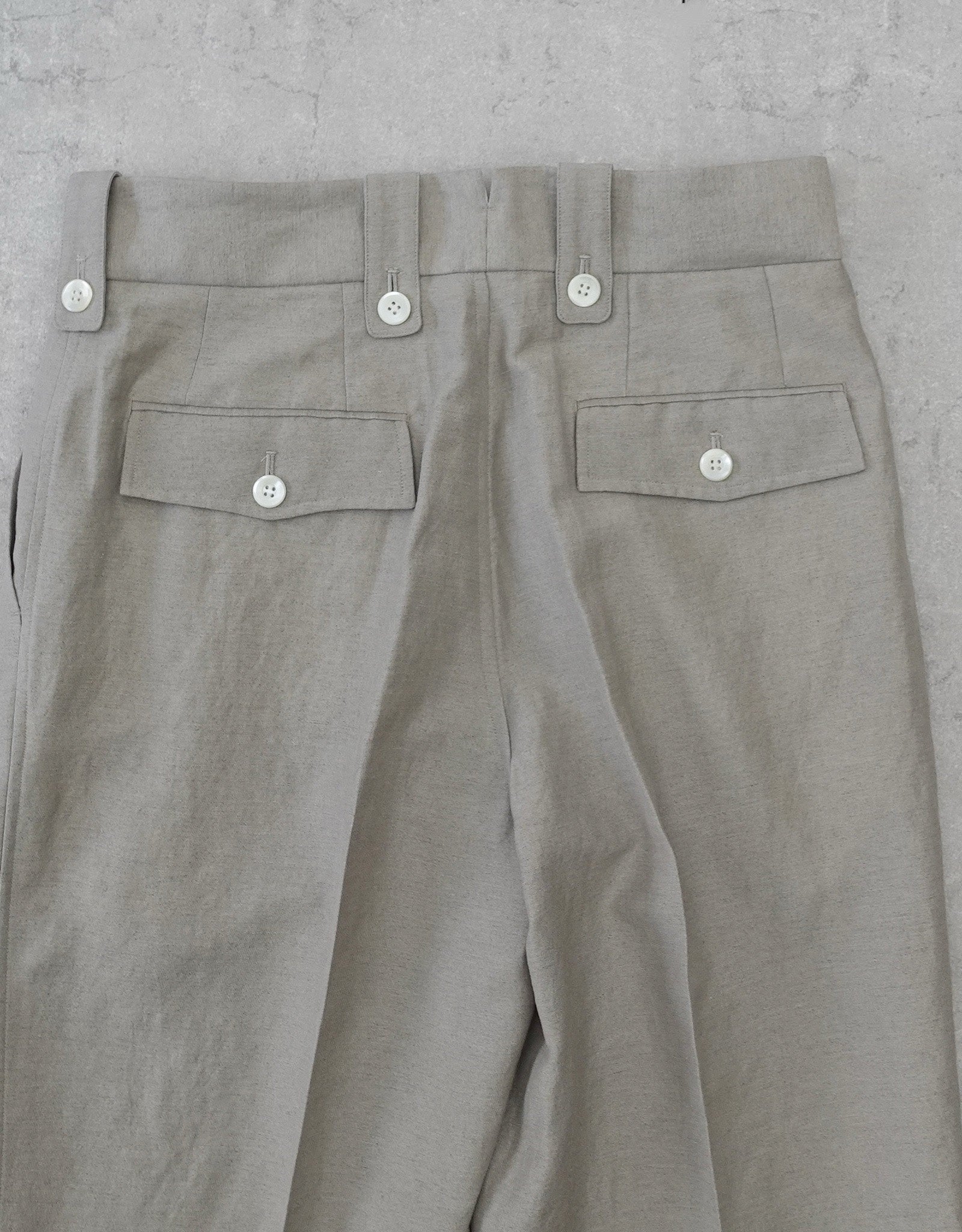 NEZU YO-HINTEN(根津洋品店) リネン ウール ワンプリーツ スラックス グルカパンツデザイン ベージュよりのグレーカラー 通販 184cm着用イメージ 背面 ウエスト バックポケット セレクトショップ VOUILLON