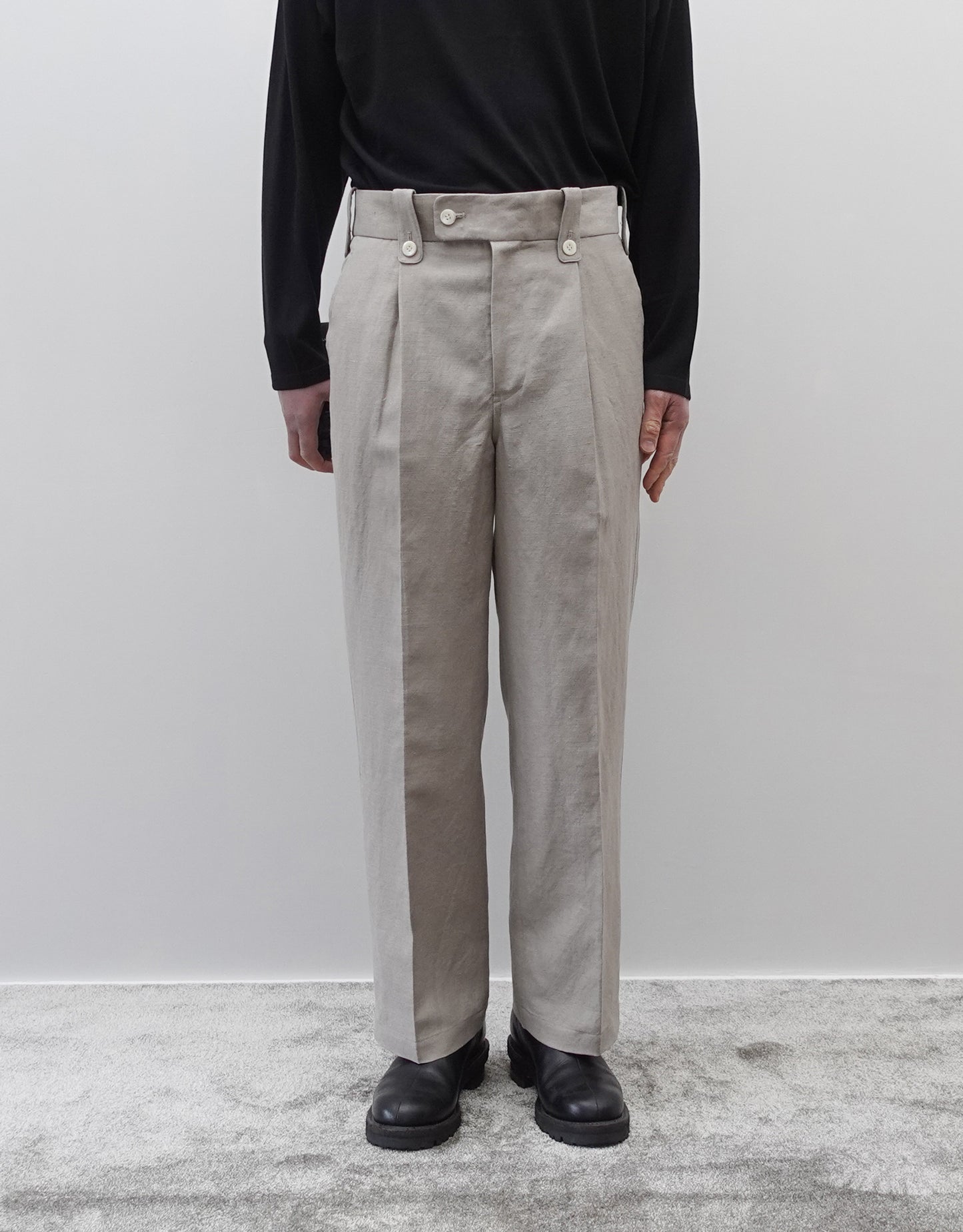 NEZU YO-HINTEN(根津洋品店) リネン ウール ワンプリーツ スラックス グルカパンツデザイン ベージュよりのグレーカラー 通販 184cm着用イメージ 下半身 正面 セレクトショップ VOUILLON