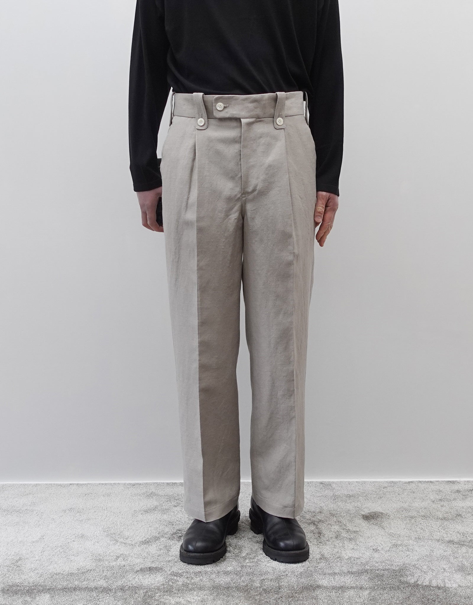 NEZU YO-HINTEN(根津洋品店) リネン ウール ワンプリーツ スラックス グルカパンツデザイン ベージュよりのグレーカラー 通販 184cm着用イメージ 下半身 正面 セレクトショップ VOUILLON
