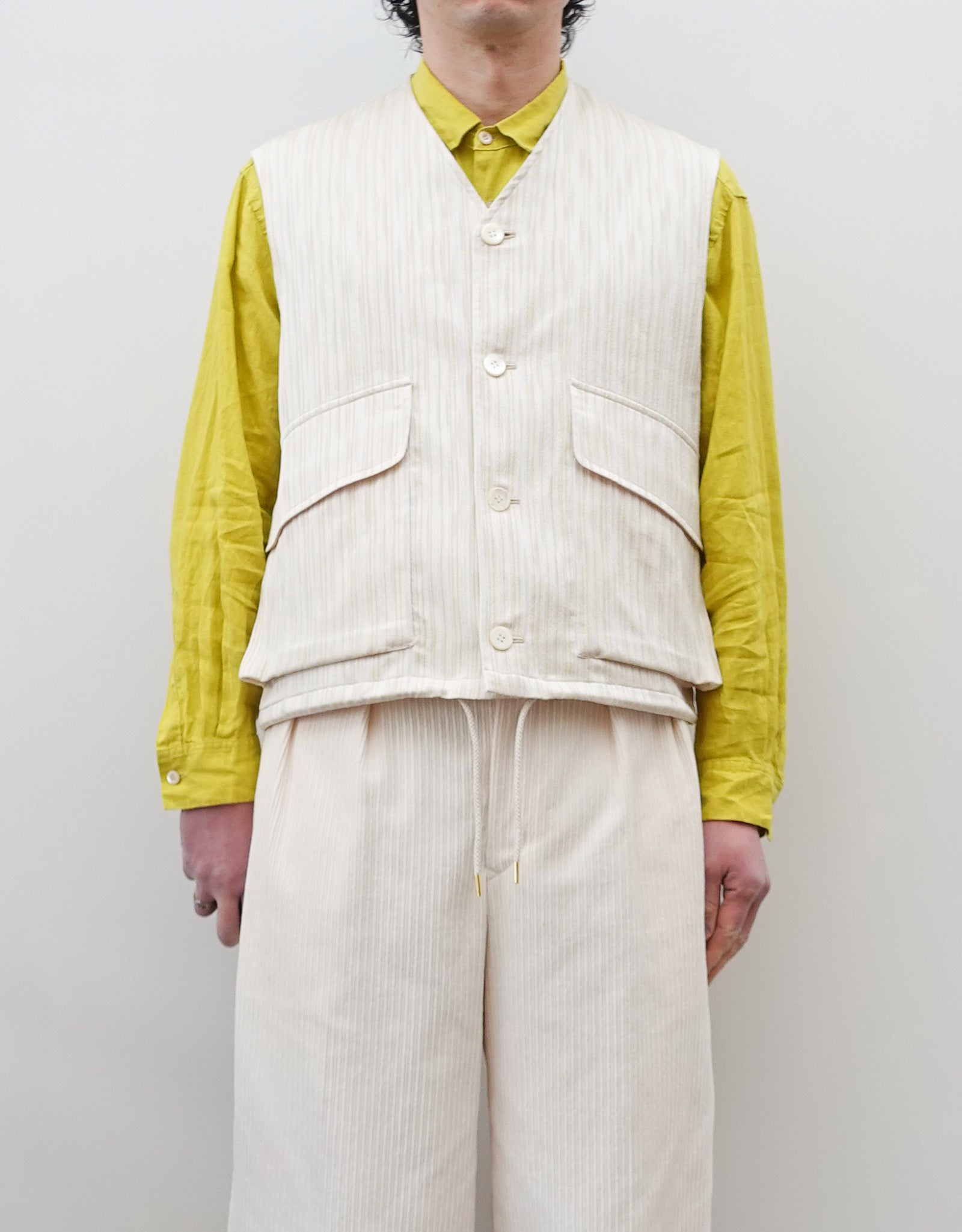 NEZU YO-HINTEN(根津洋品店) ハンティングベスト ジャガード ストライプ ホワイト ライトイエロー 通販 184cm着用イメージ 上半身 正面 セレクトショップ VOUILLON